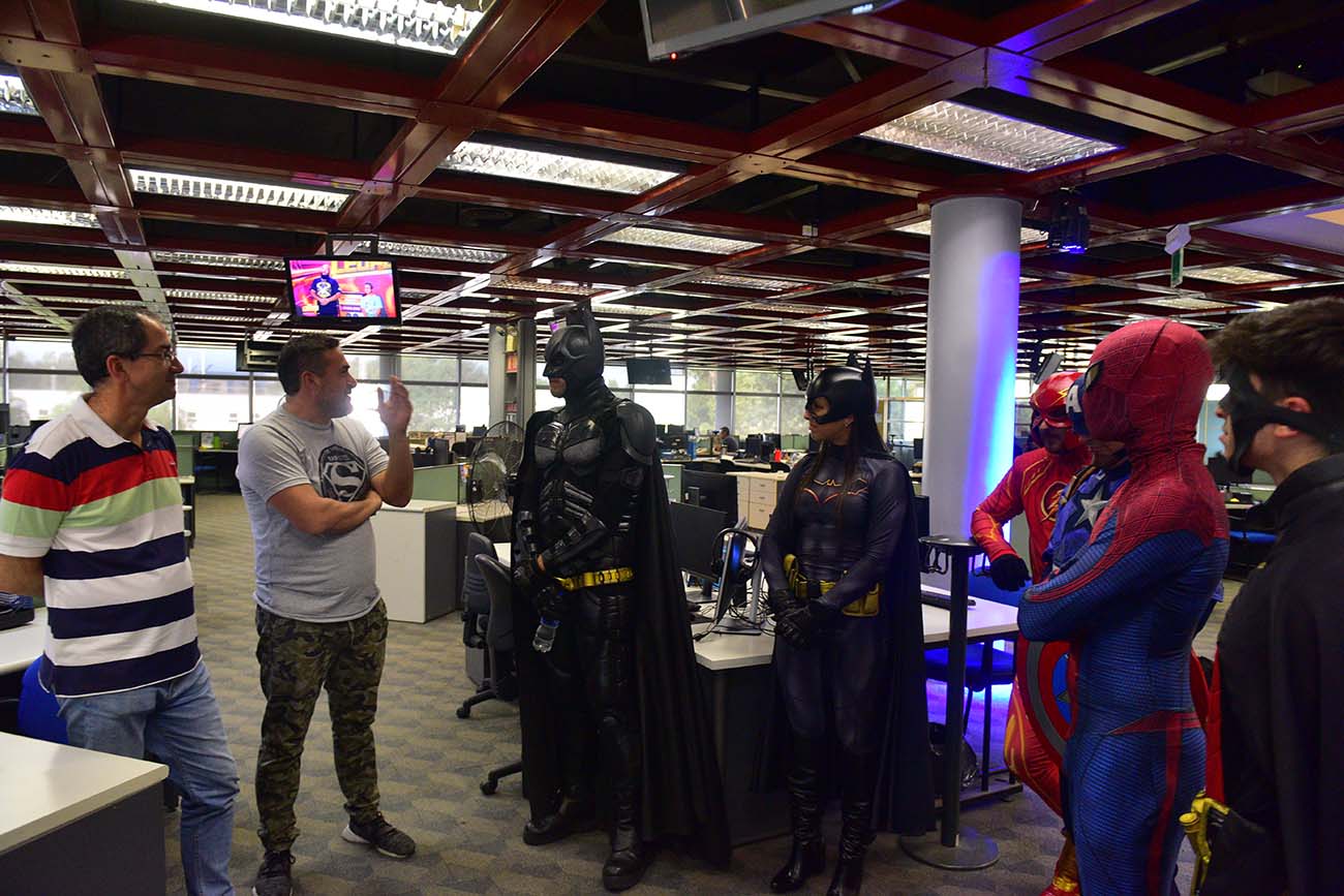 Batman y los superhéroes cordobeses de visita a la Redacción de La Voz para Historias Urbanas. (José Gabriel Hernández / La Voz)