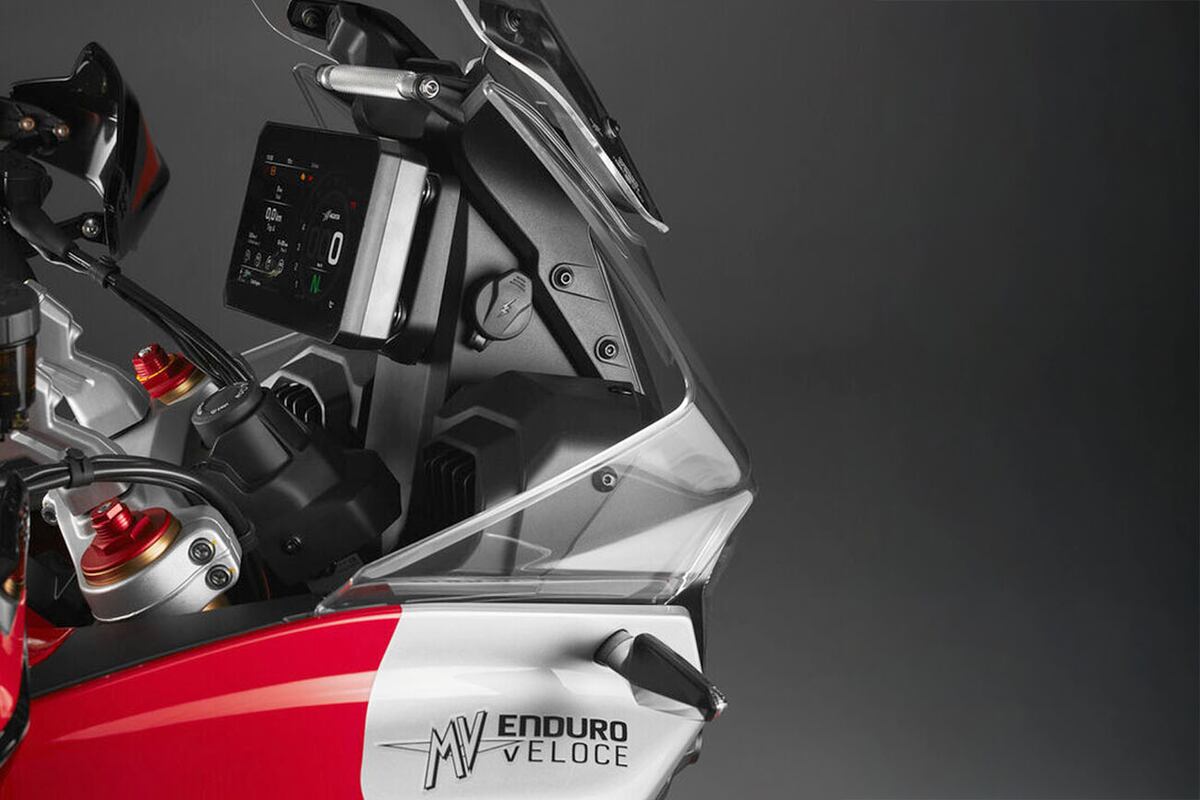 Visualmente imponente, la MV Agusta Enduro Veloce combina líneas modernas y robustas con acabados de alta gama.