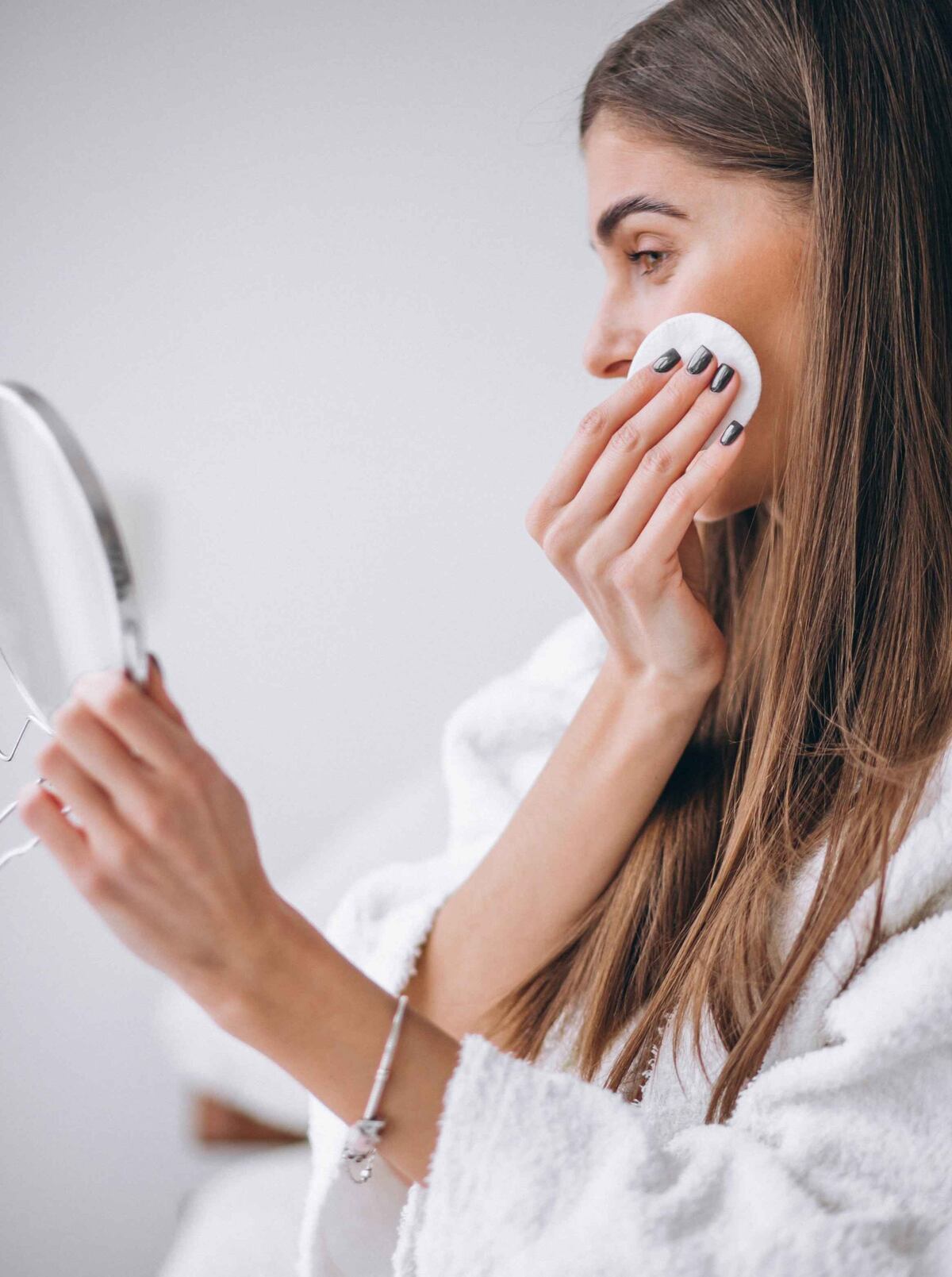 Una rutina de limpieza bien hecha empieza siempre desmaquillando las áreas más sensibles de la cara, como labios, párpados y el contorno de los ojos. (Nina Merli)