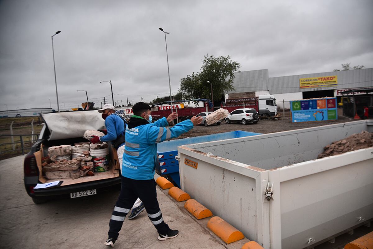 Escombros, lo que más llevan los vecinos al CTR. (Pedro Castillo)