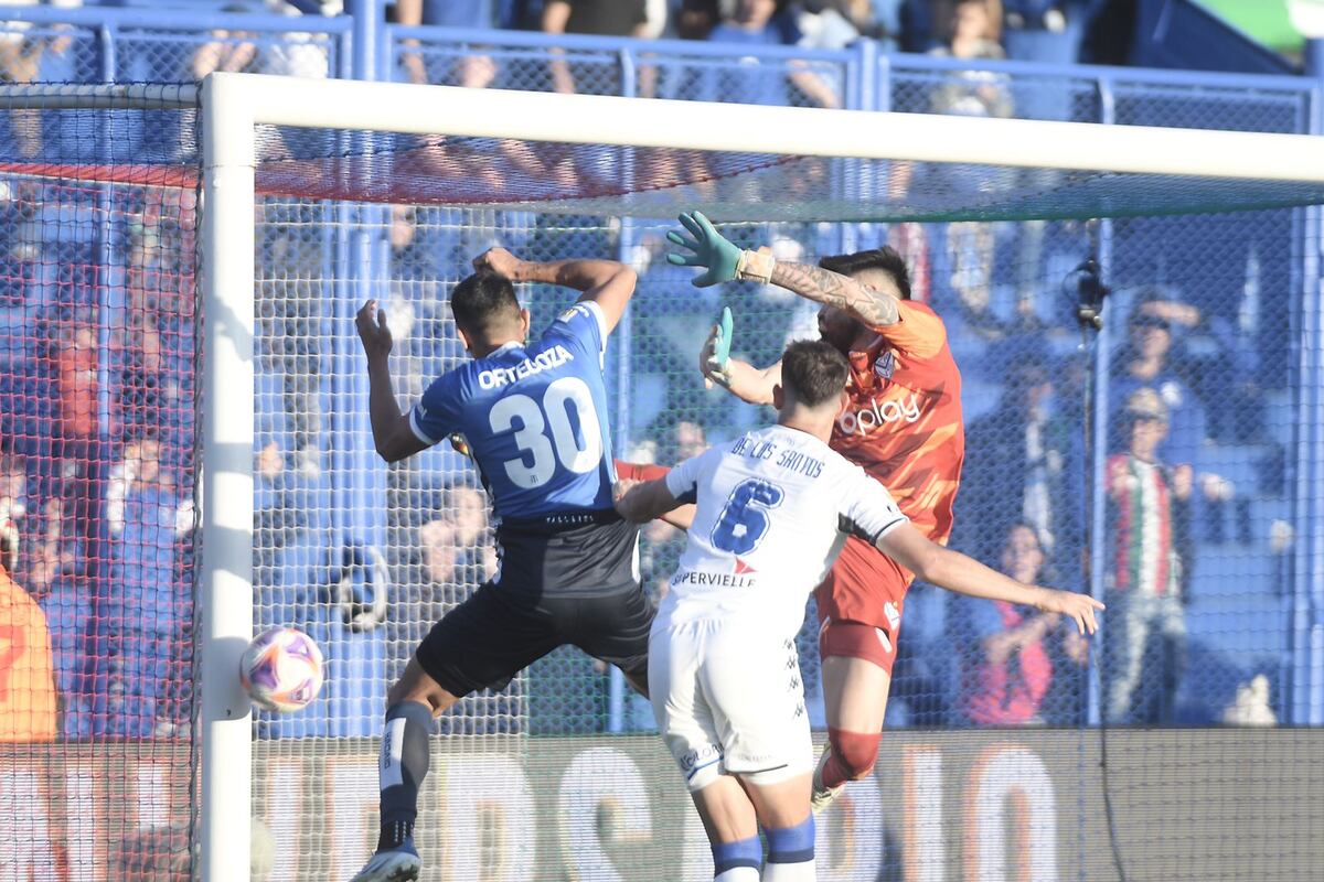 Talleres visitó a Vélez por la Liga Profesional y perdió 2-1 en un cierre increíble de partido, en el que mereció mejor suerte. (Federico López Claro)