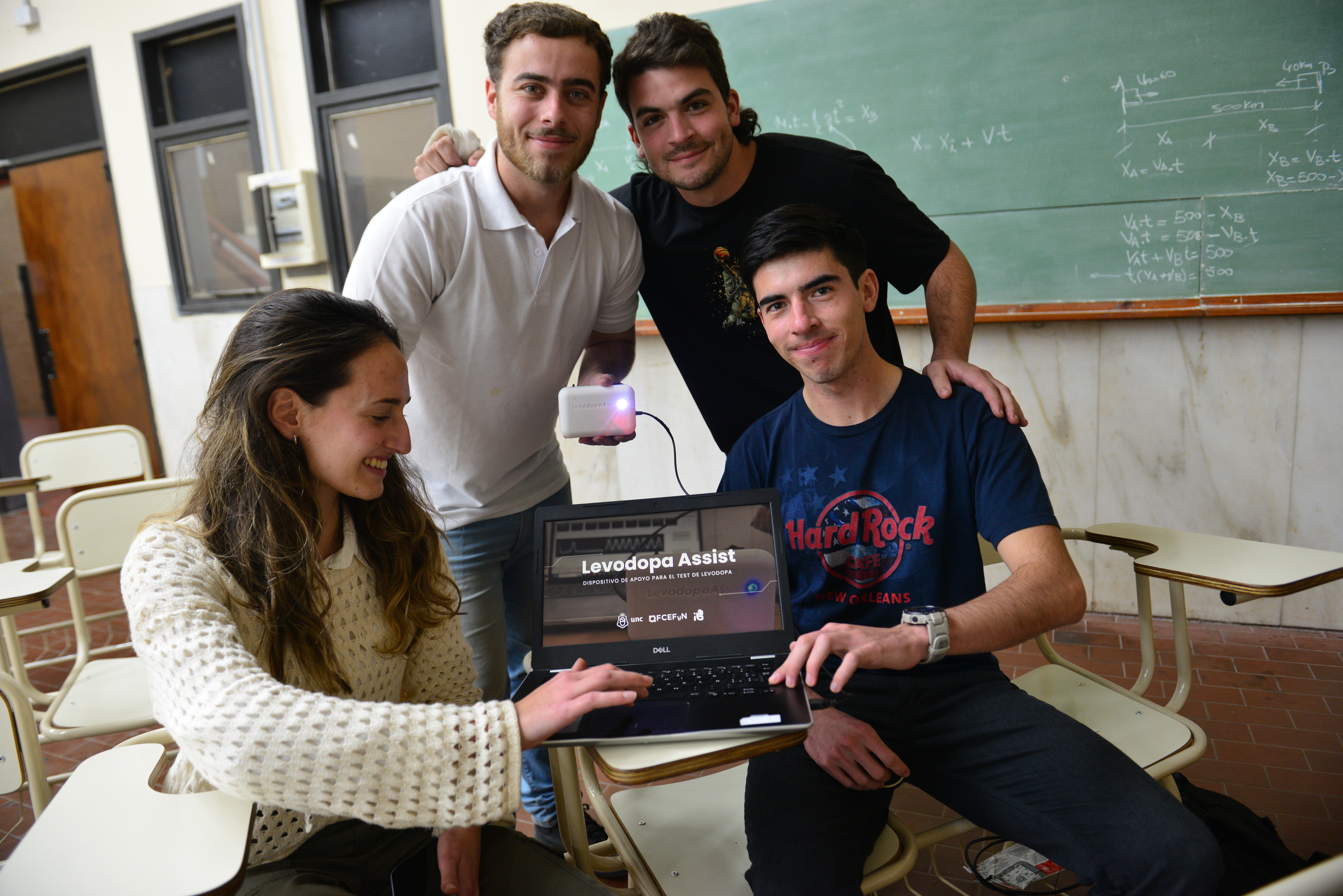 Creadores del proyecto "Levodopa assist". De izq a der: María Sol Liendo, Octavio Sosa Loyola, Fernando José Ferrer y Marcelo Venturini.