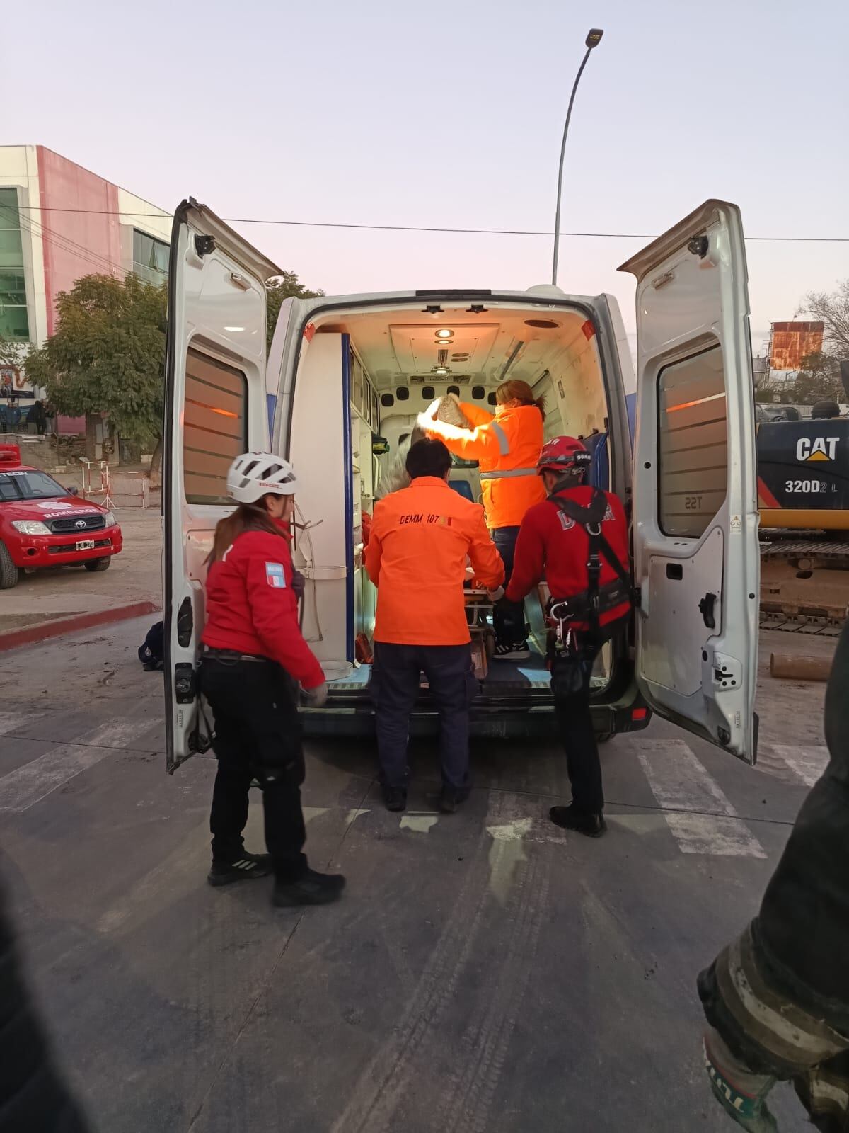 Córdoba: un guardia fue rescatado tras caer en el pozo de una obra con agua helada. (Policía de Córdoba)