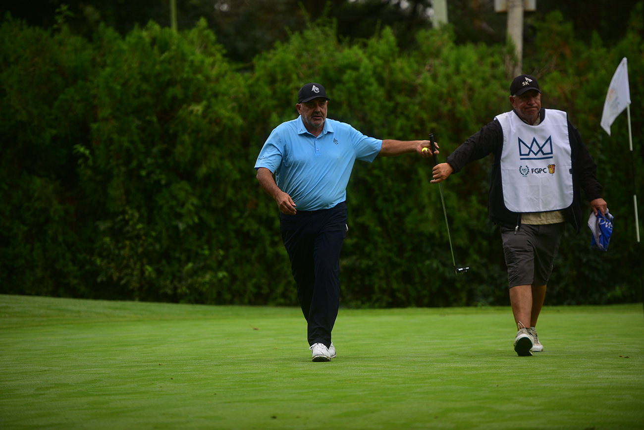 El Pato Cabrera en acción, durante la jornada del viernes en el 93° Abierto del Centro, en Villa Allende. Su cadi cumplió un rol clave. (Pedro Castillo / La Voz)