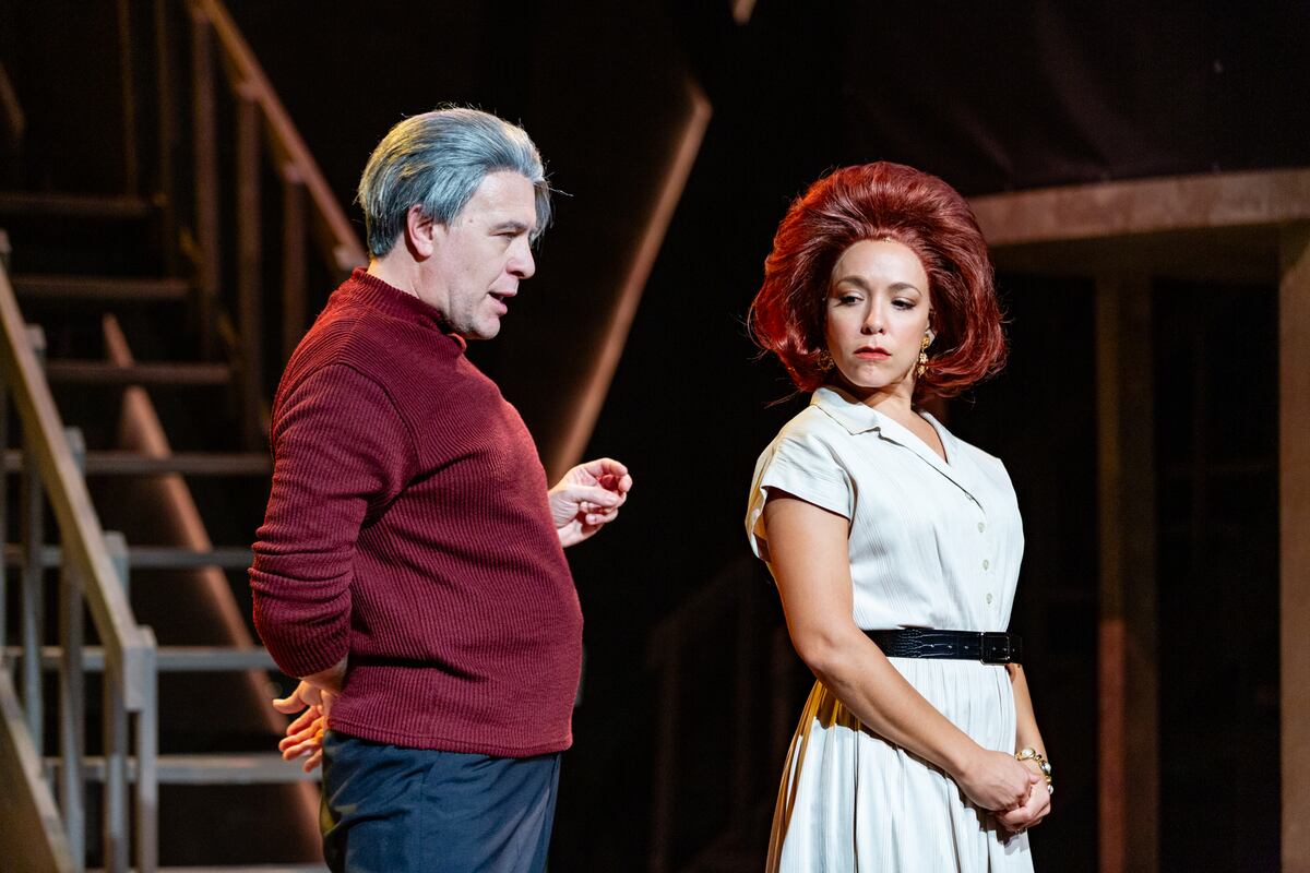 Camila Taleisnik como Isabel Martínez de Perón y Diego Mariani como López Rega en "Momia en el clóset: el retorno de Eva Perón" (Foto: Gentileza Daniel Martínez)