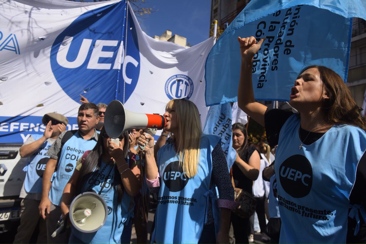 Protesta. Las dos CGT de Córdoba se movilizaron este miércoles por las calles de la ciudad de Córdoba. El reclamo fue contra el Gobierno nacional, pero también hubo reclamos a la Provincia.