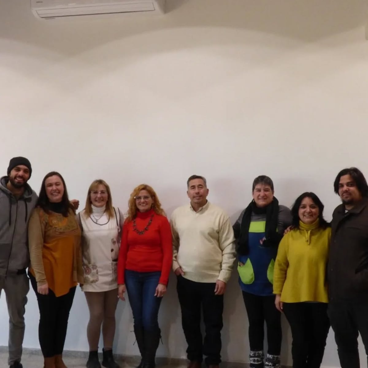 Docentes y autoridades de la escuela ProA de La Falda junto con Abigail Ganopol en el marco del proyecto ShakthiSAT (Web).