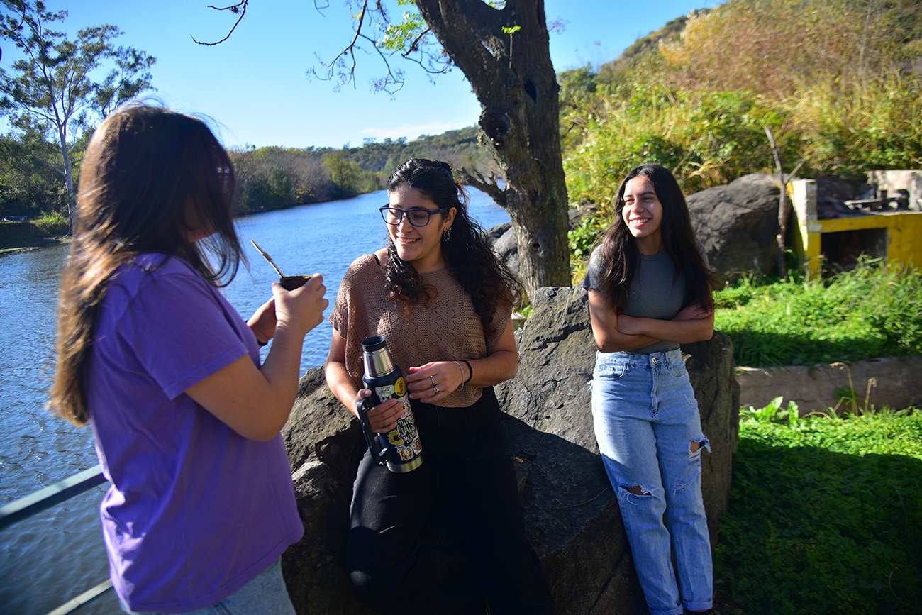 Martina, Sarai y Agustina en su casa de Diquecito, La Calera. (Pedro Castillo / La Voz ).