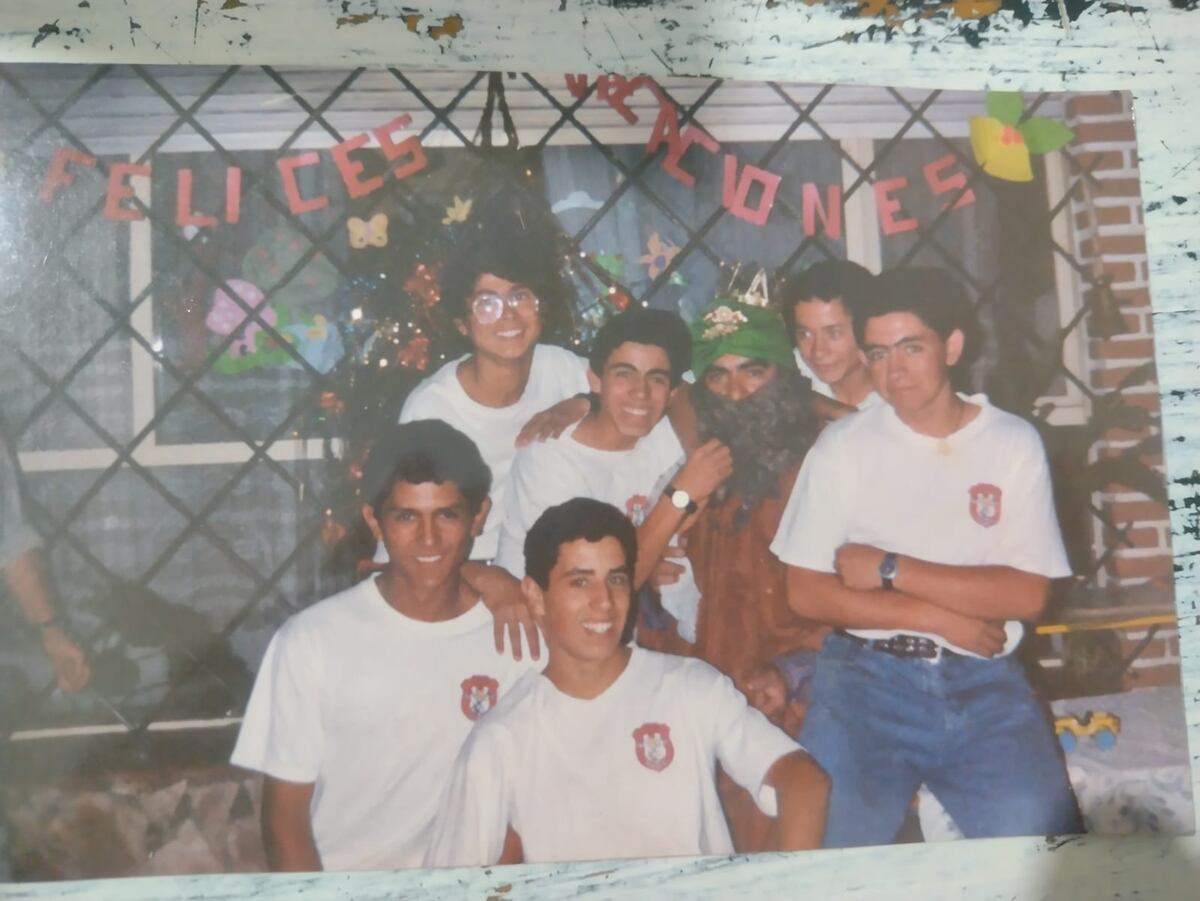 Roberto Cuello junto con sus compañeros en el cuartel de bomberos de Tanti.