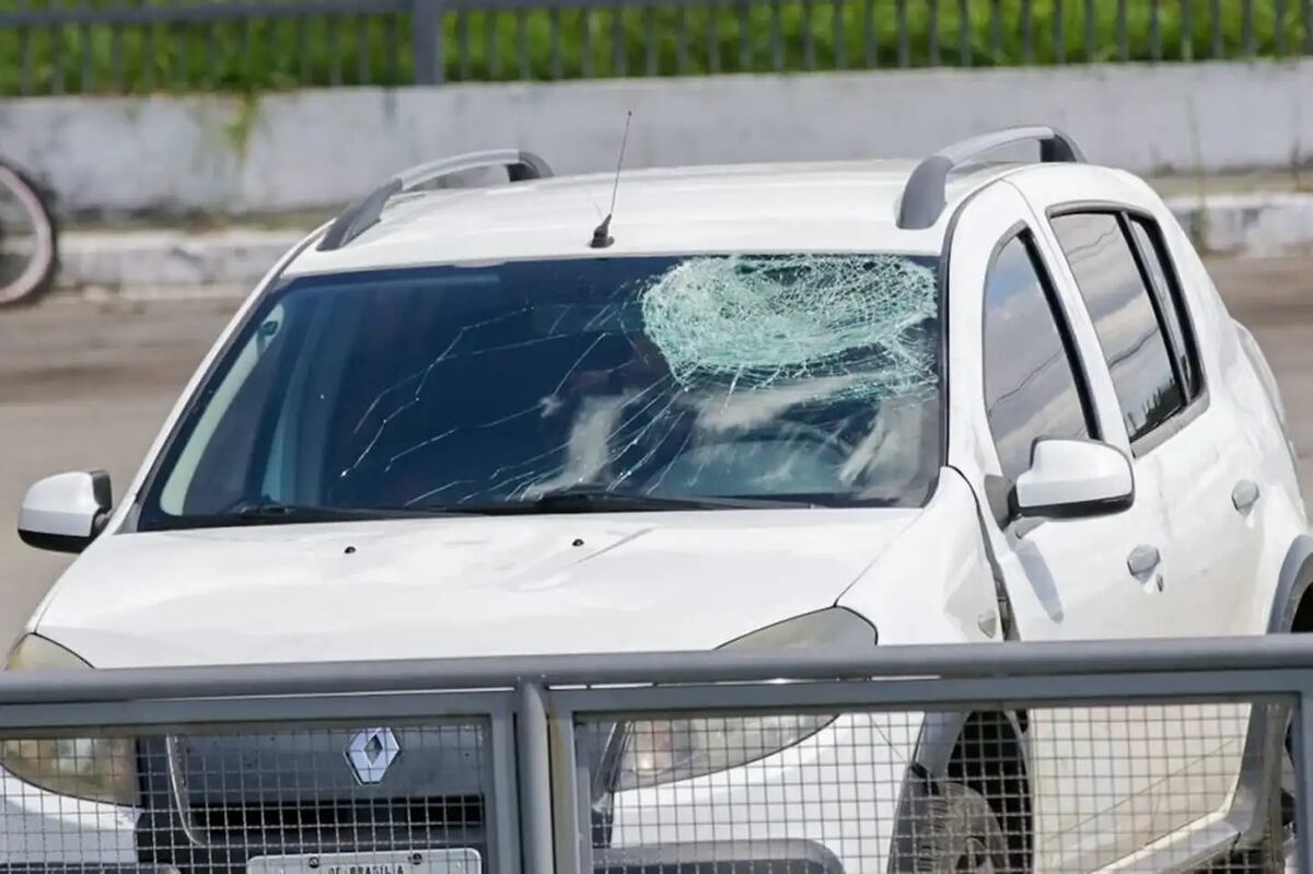 Así quedó el auto tras la pelea. (Gentileza Metropoles).