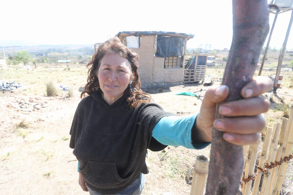 Sandra, en la casa que está construyendo con sus manos.