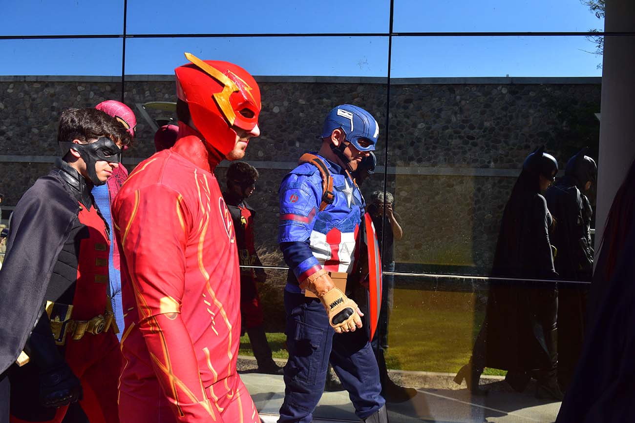 Batman y los superhéroes cordobeses de visita a la Redacción de La Voz para Historias Urbanas. (José Gabriel Hernández / La Voz)