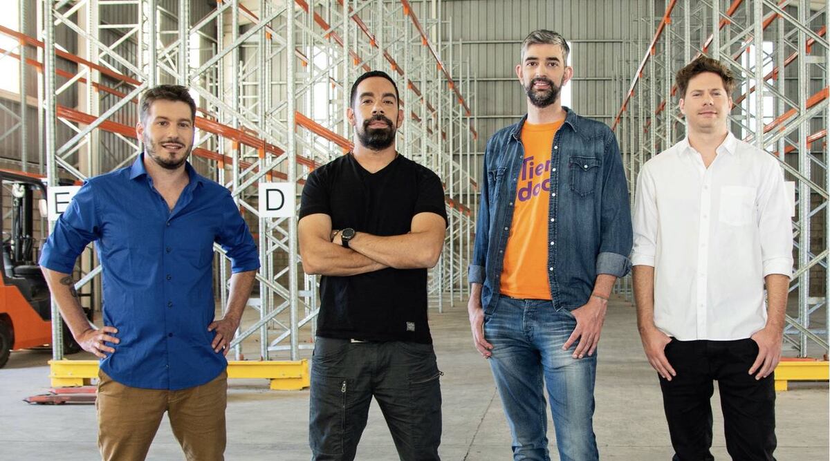 NATIVO DIGITAL. Emanuel Pereyra Esquivel, Nicolas Arévalo, Sebastián Gaviglio y Gustavo Freytes, fundadores de Tiendoo, en el "dark store" de su supermercado que es completamente digital. (Gentileza Tiendoo)
