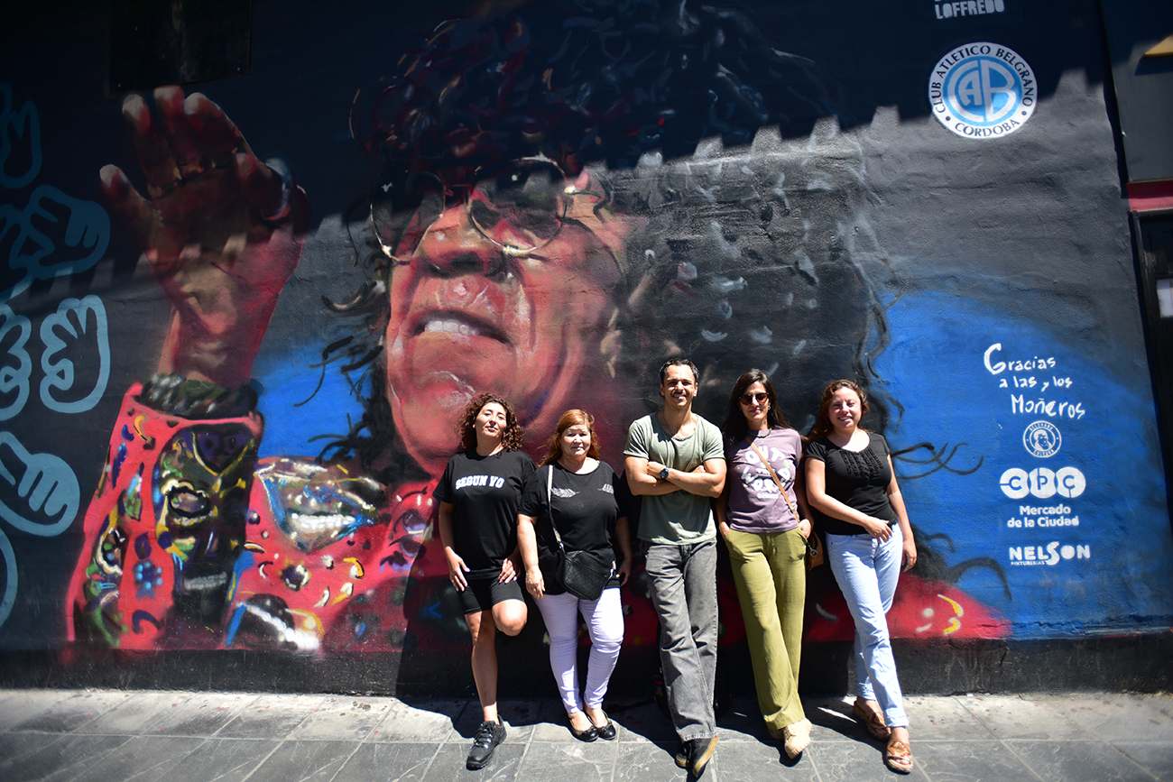 El recorrido se inicia en la esquina de Avellaneda y La Rioja, hogar de dos murales bien "moneros". (Pedro Castillo / La Voz)