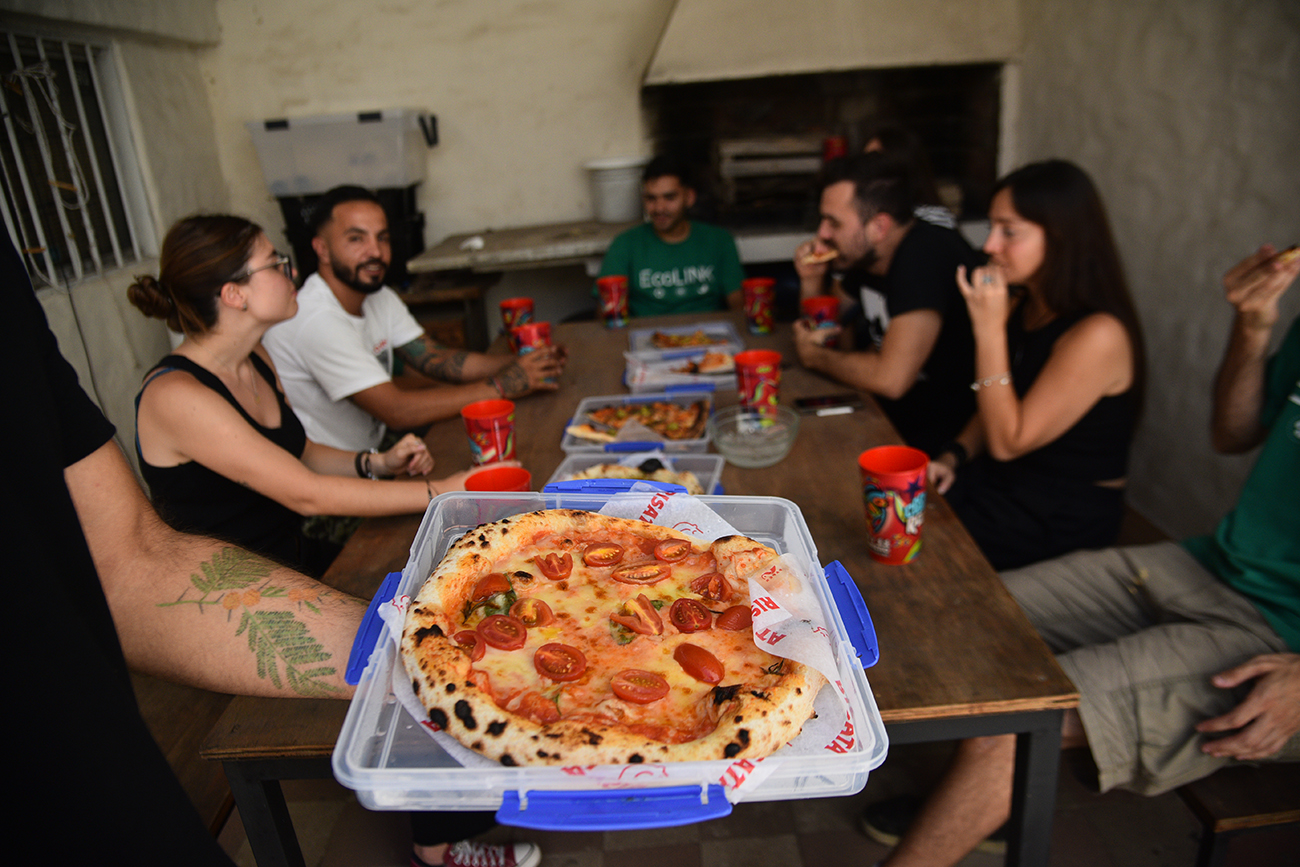 Jóvenes cordobeses desarrollan una iniciativa de cuidado ambiental llamada Sabor circular. El emprendimiento propone reducir los residuos que genera el uso de packaging en locales gastronómicos reemplazándolos por envases retornables.  (Pedro Castillo / La Voz)