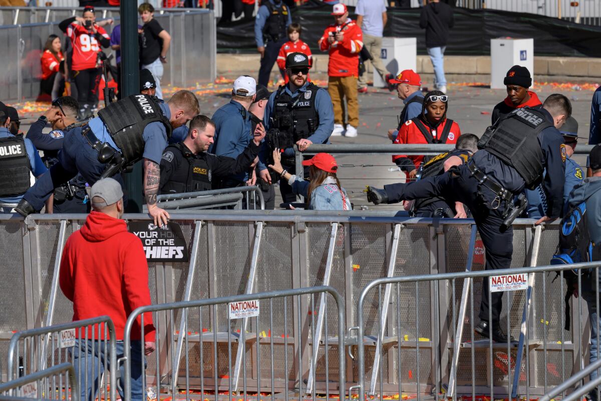 Estados Unidos. Al menos un muerto y 10 heridos tras un tiroteo al final del desfile de victoria en Kansas City por el Super Bowl. (AP / Reed Hoffmann)