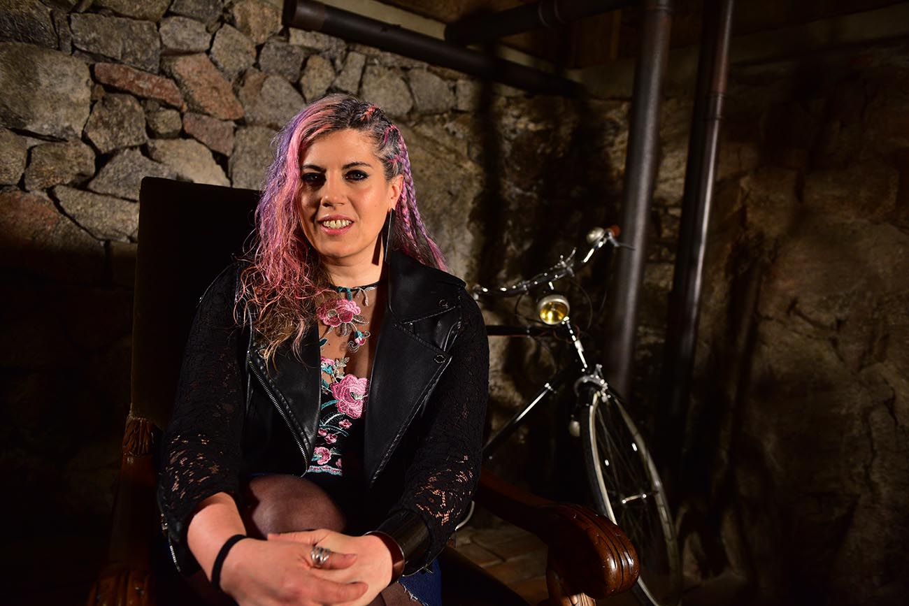 Victoria Chaya Miranda en la cava de vinos del Hotel San Leonardo, la "mágica" locación elegida para la serie. (José Gabriel Hernández / La Voz)