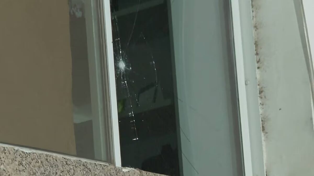 En la marcha por Loan, vecinos arrojaron piedras al juzgado en el que está Laudelina. (Captura TN)