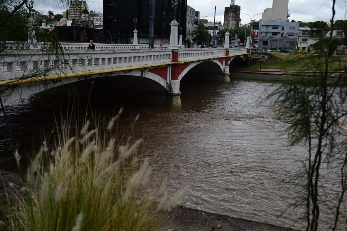 Crecida del río Suquía en avenida Costanera por la intensa lluvia en la ciudad de Córdoba. (José Gabriel Hernández / La Voz)