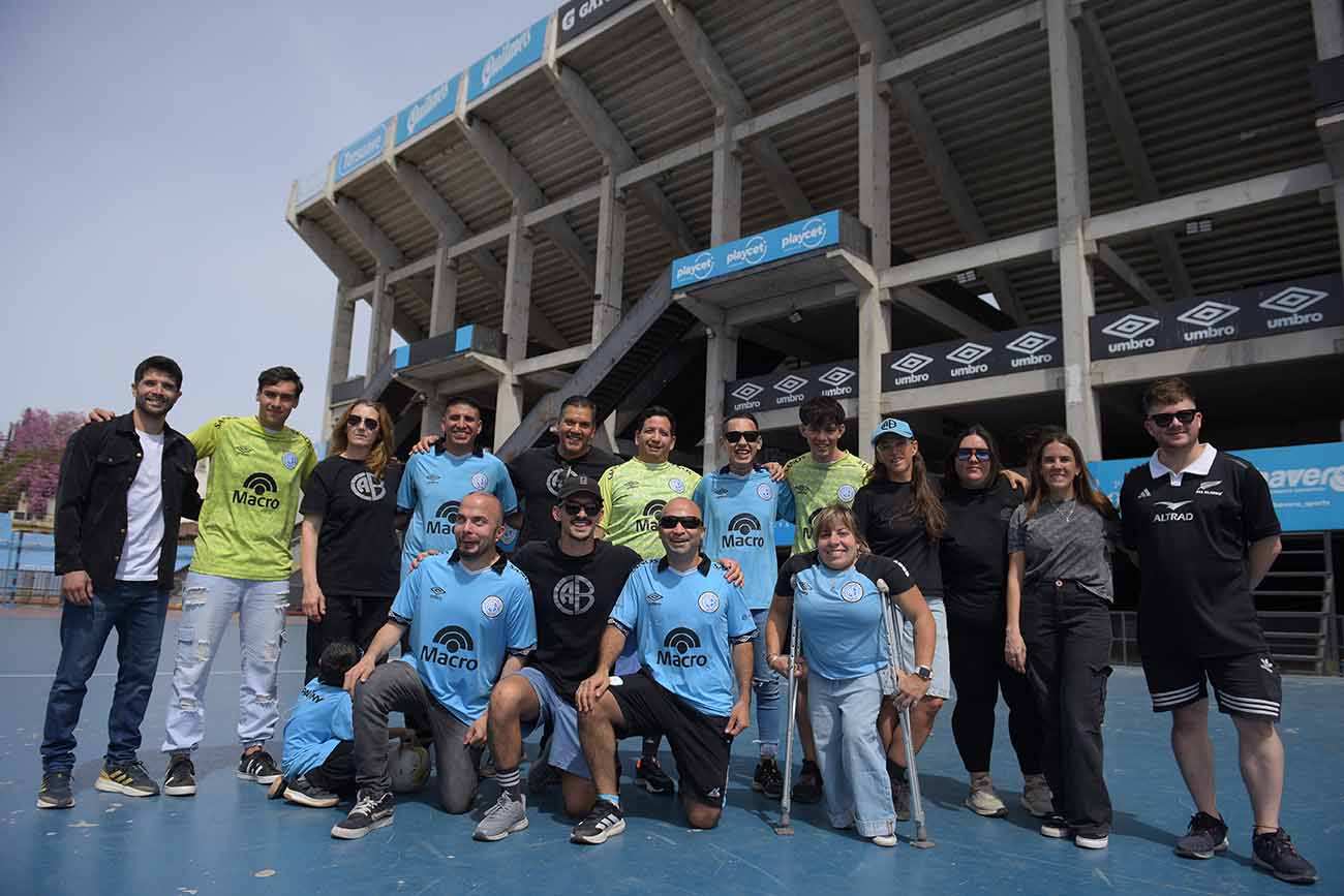 BELGRANO PIONERO. El plantel de fútbol de ciegos del club organizó un encuentro de camaradería para Pirañas, su adversario por la Copa Oro. (José Gabriel Hernández / La Voz)