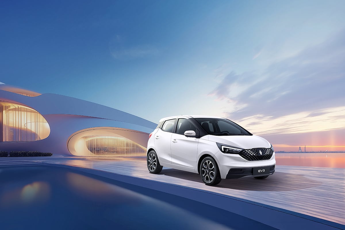 Está impulsado por un motor eléctrico que entrega 68 CV (50 kW) y 125 Nm de par, alimentado por una batería de iones de litio.