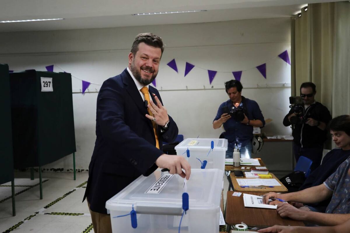 El candidato presidencial Johannes Kaiser, del Partido Libertario Nacional, vota durante las elecciones generales en Santiago de Chile. (AP / Cristóbal Escobar)
