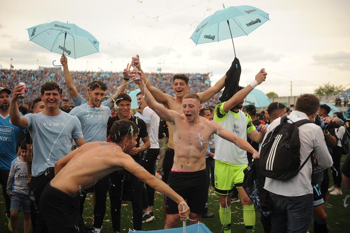 Los jugadores de la cantera de Belgrano celebran el ascenso a Primera. (Federico López Claro / La Voz).