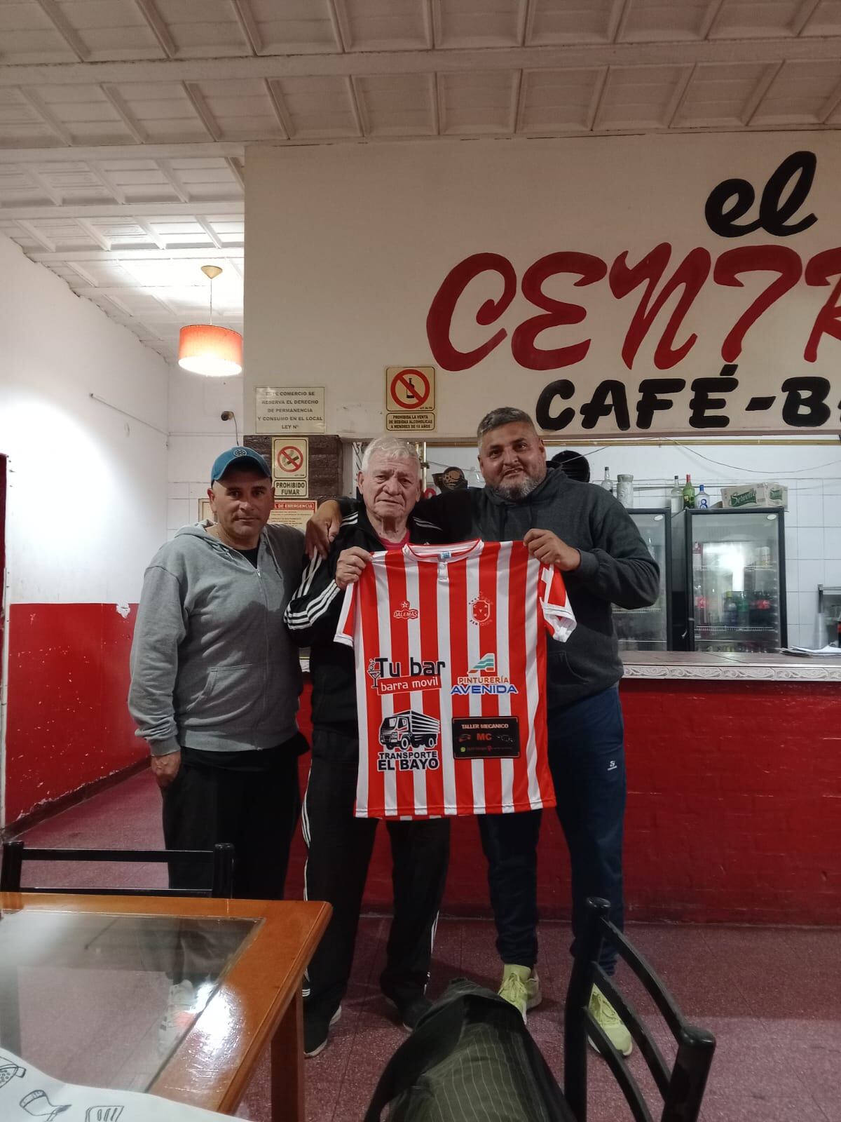 Central Bell Ville homenajea al “Tula” Curioni con una camiseta que une al Rojo y a la Gloria. (Gentileza).
