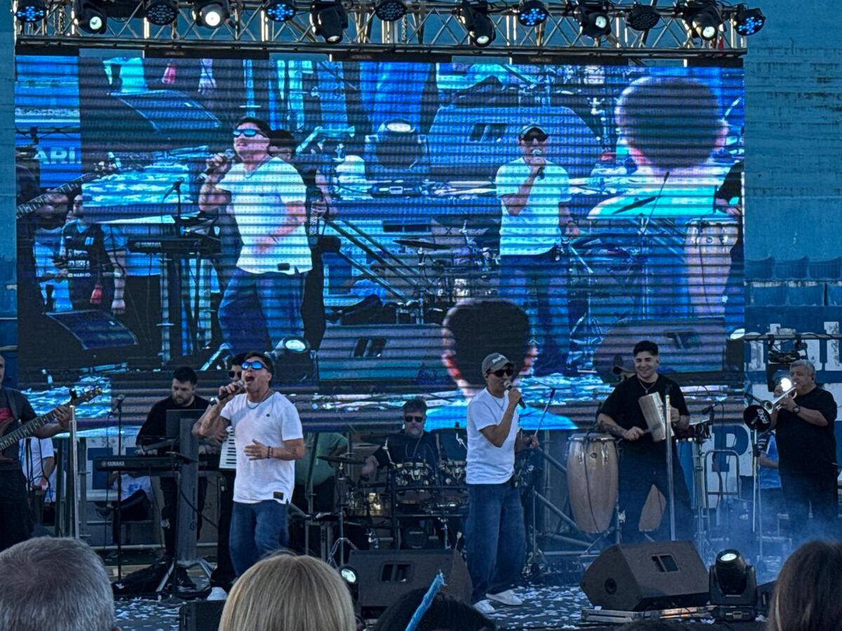 La banda cuartetera Banda 21 participó de los festejos pro el ascenso de Estudiantes de Rio Cuarto