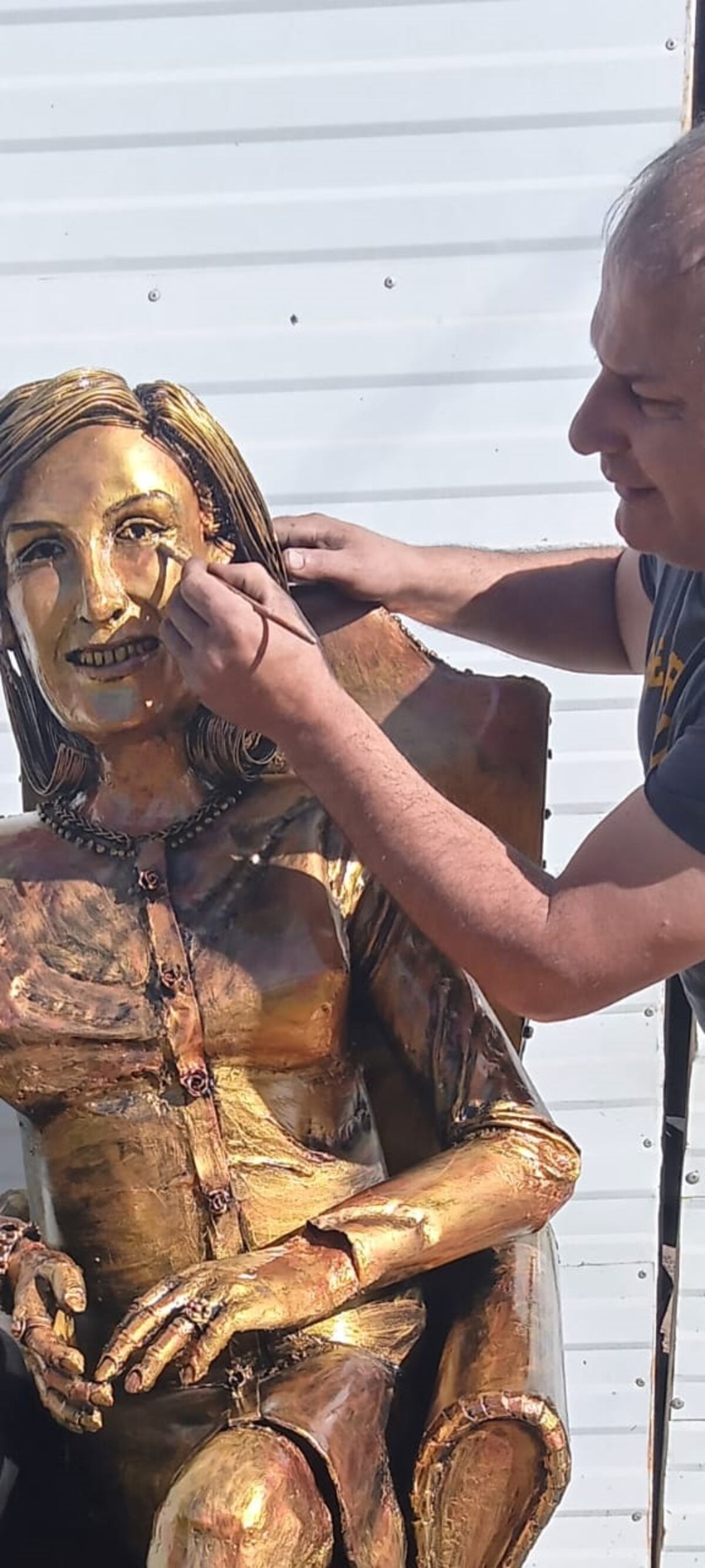 Laboulaye. Melero retocando la escultura en homenaje a Mirtha Legrand (Gentileza Daniel Melero).