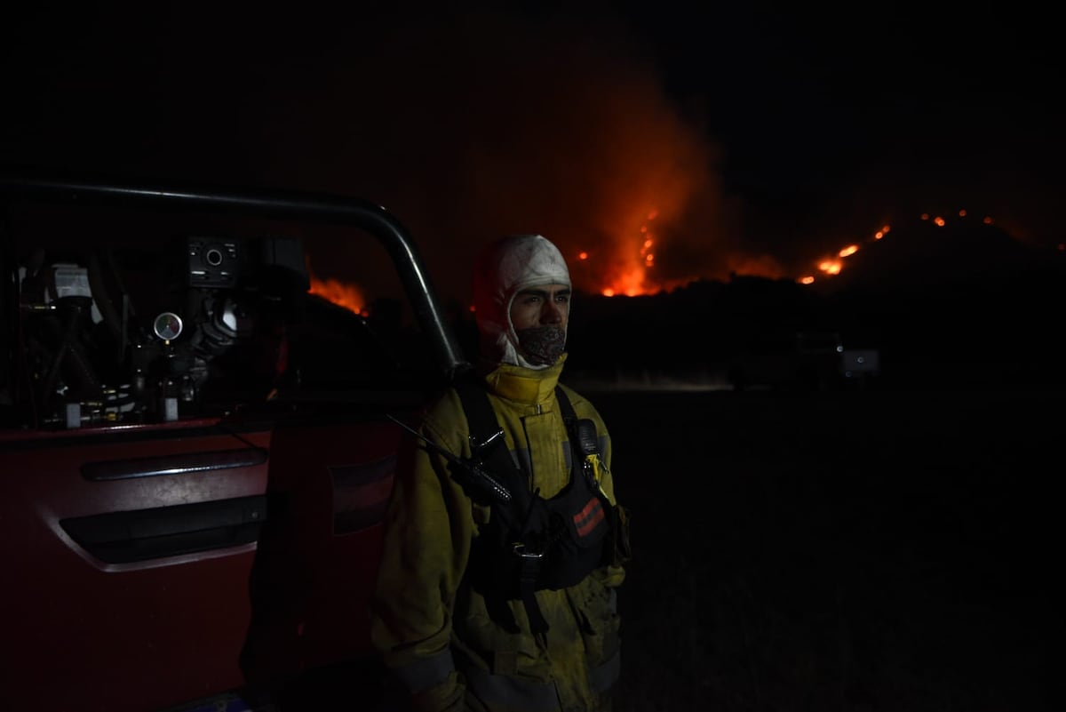 Varias dotaciones de bomberos trabajan para sofocar el frente de incendio en Villa Giardino. (La Voz)