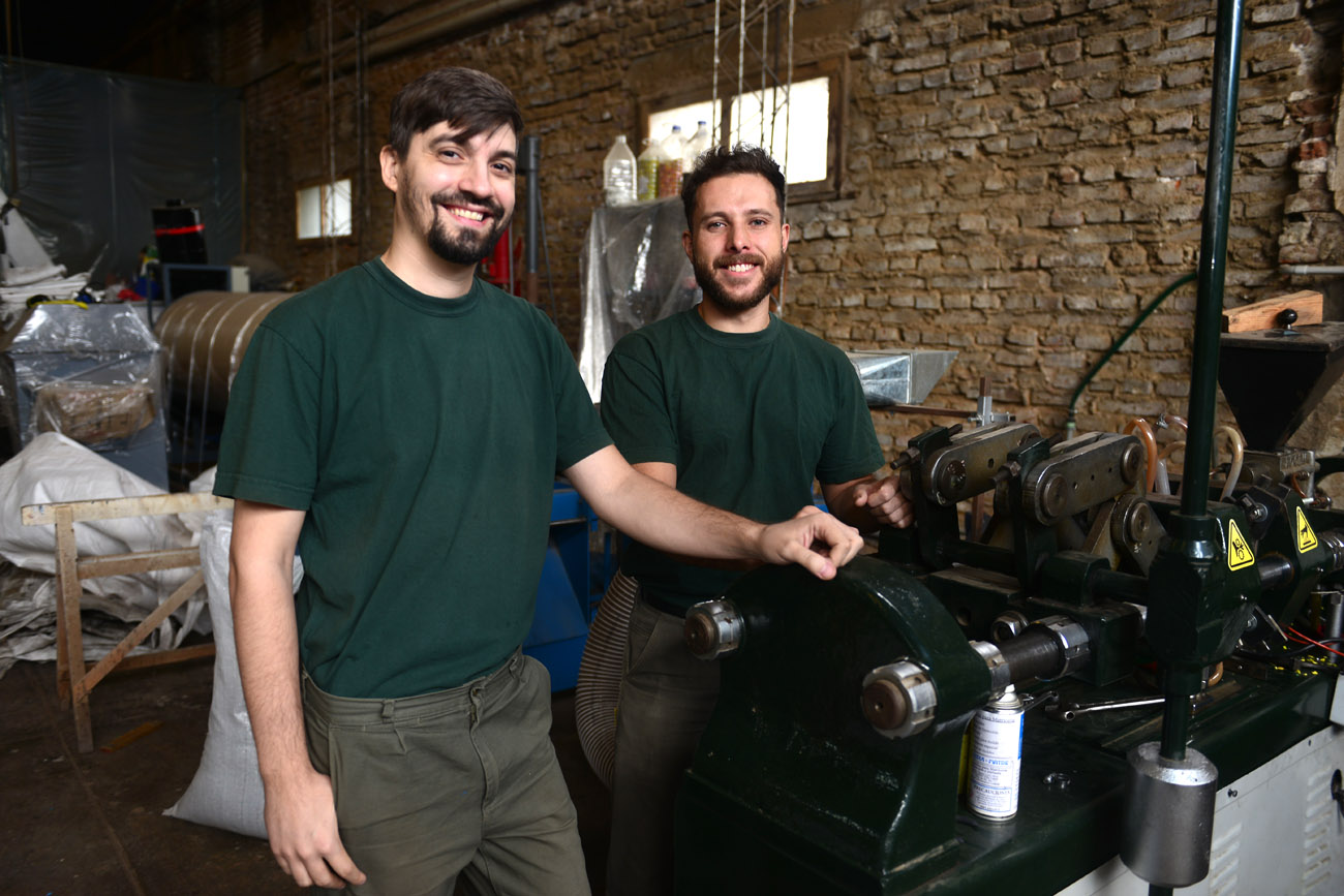Iñaki y Luciano en su fábrica de barrio Pueyrredón. El lugar está en pleno crecimiento. (Nicolás Bravo / La Voz)