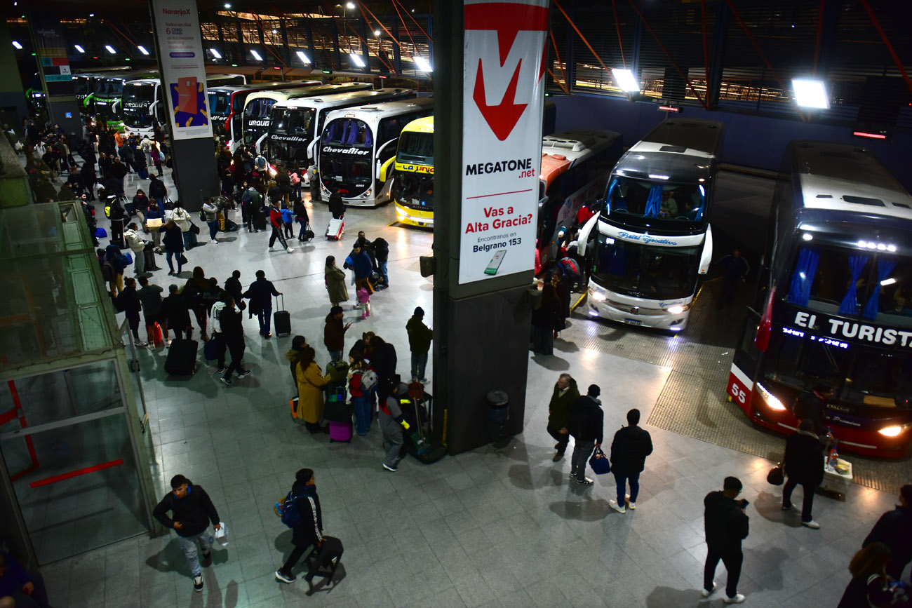 Movimiento de viajeros en la terminal de ómnibus de Córdoba, en el inicio de las vacaciones de invierno.  (Nicolás Bravo / La Voz)