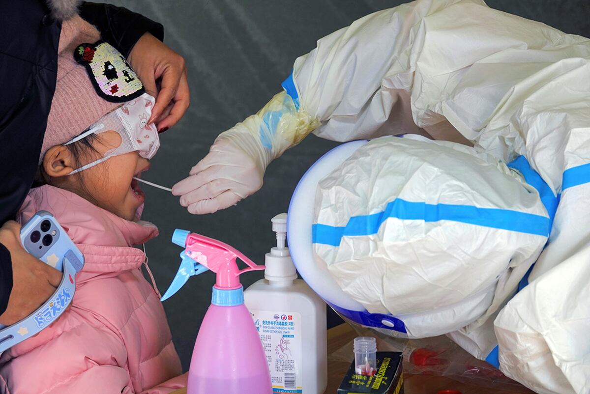 Hisopados. Con el nuevo brote, China inició una campaña de testeos masivos en varian provincias del país. (AP)