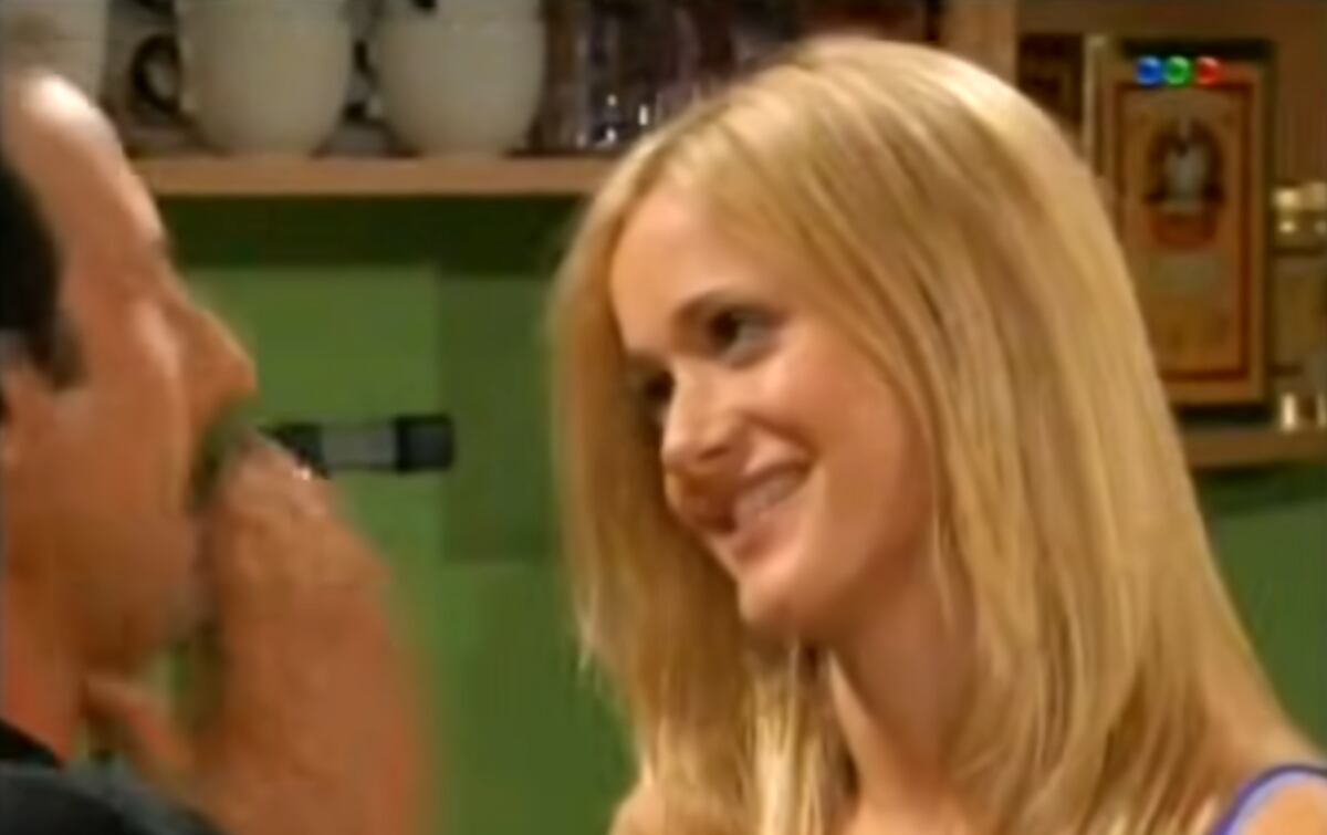 Guillermo Francella y Julieta Prandi en "La nena" interpretaron a un padre de familia y una estudiante de secundaria que mantenían un amor prohibido a escondidas. Al terminar cada capítulo, Francella exclamaba "¡Es una nena!"