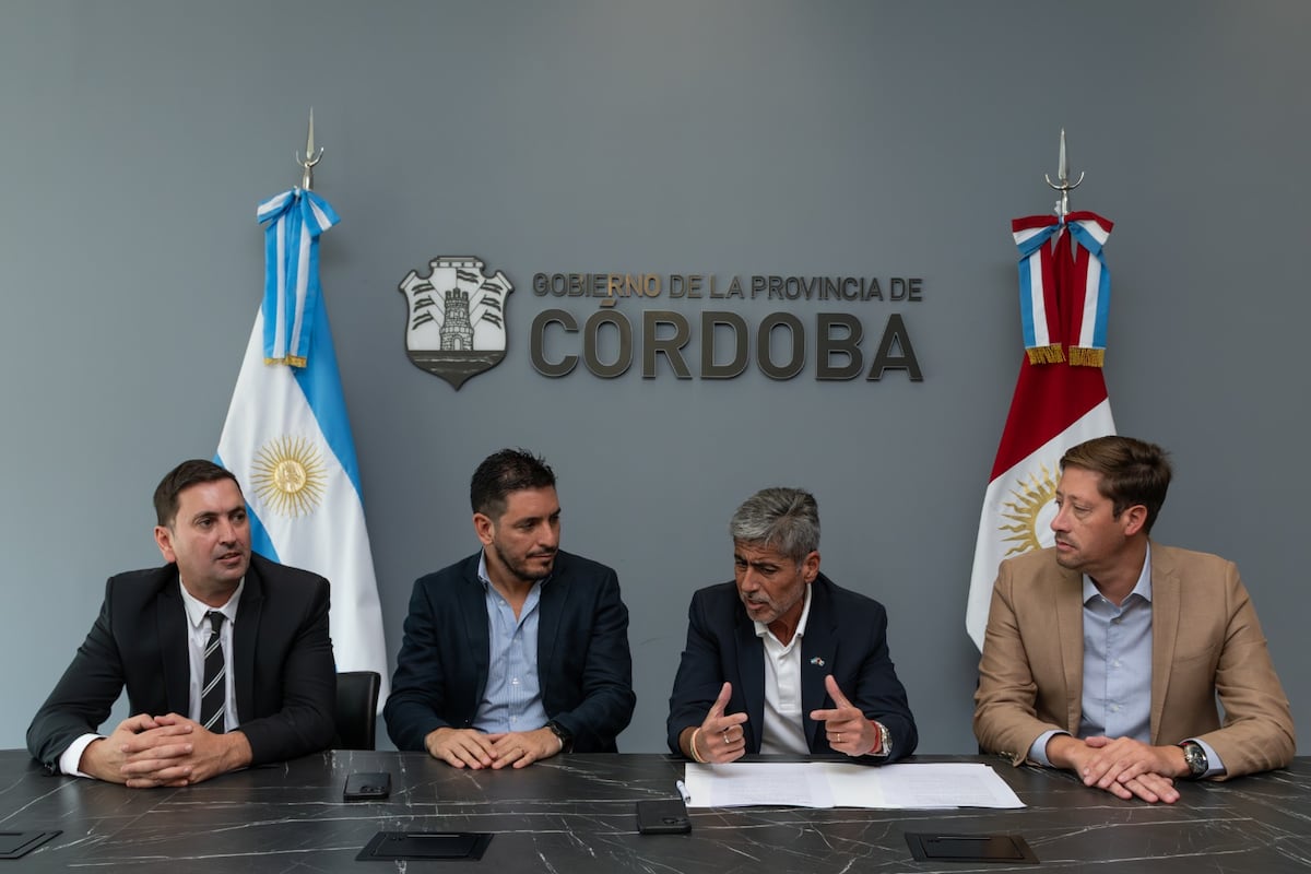El intendente Ferrer y el ministro Quinteros, este lunes en el Centro Cívico. (Gobierno de Córdoba)