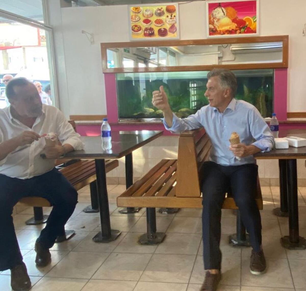 Elecciones 2021: Gustavo Santos y Mauricio Macri en Marcos Juárez, tomando un helado (Juntos por el Cambio)