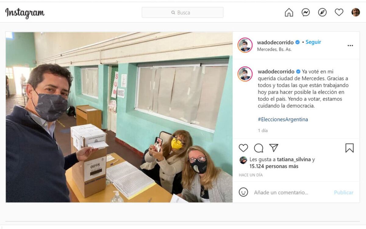 Wado de Pedro emitiendo su voto en una escuela de Mercedes, provincia de Buenos Aires.