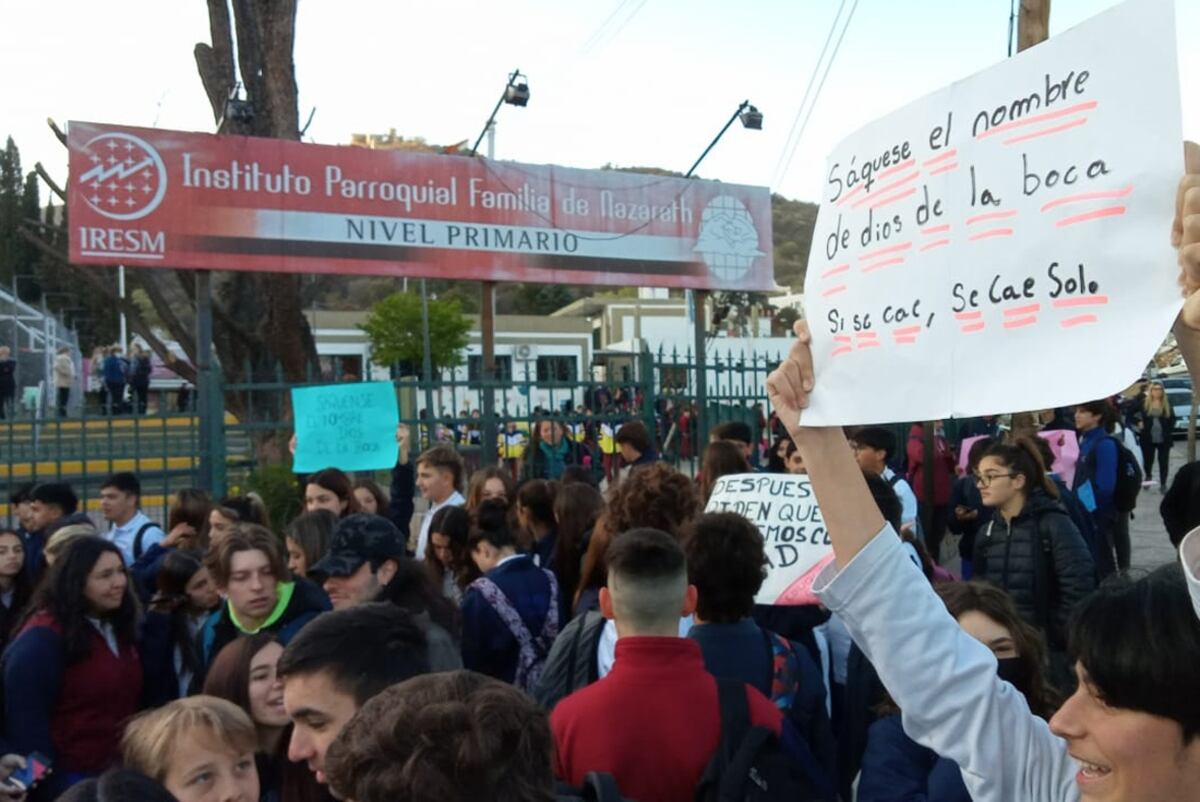 Protesta. Contra el cura de un colegio parroquial (Foto El Diario).