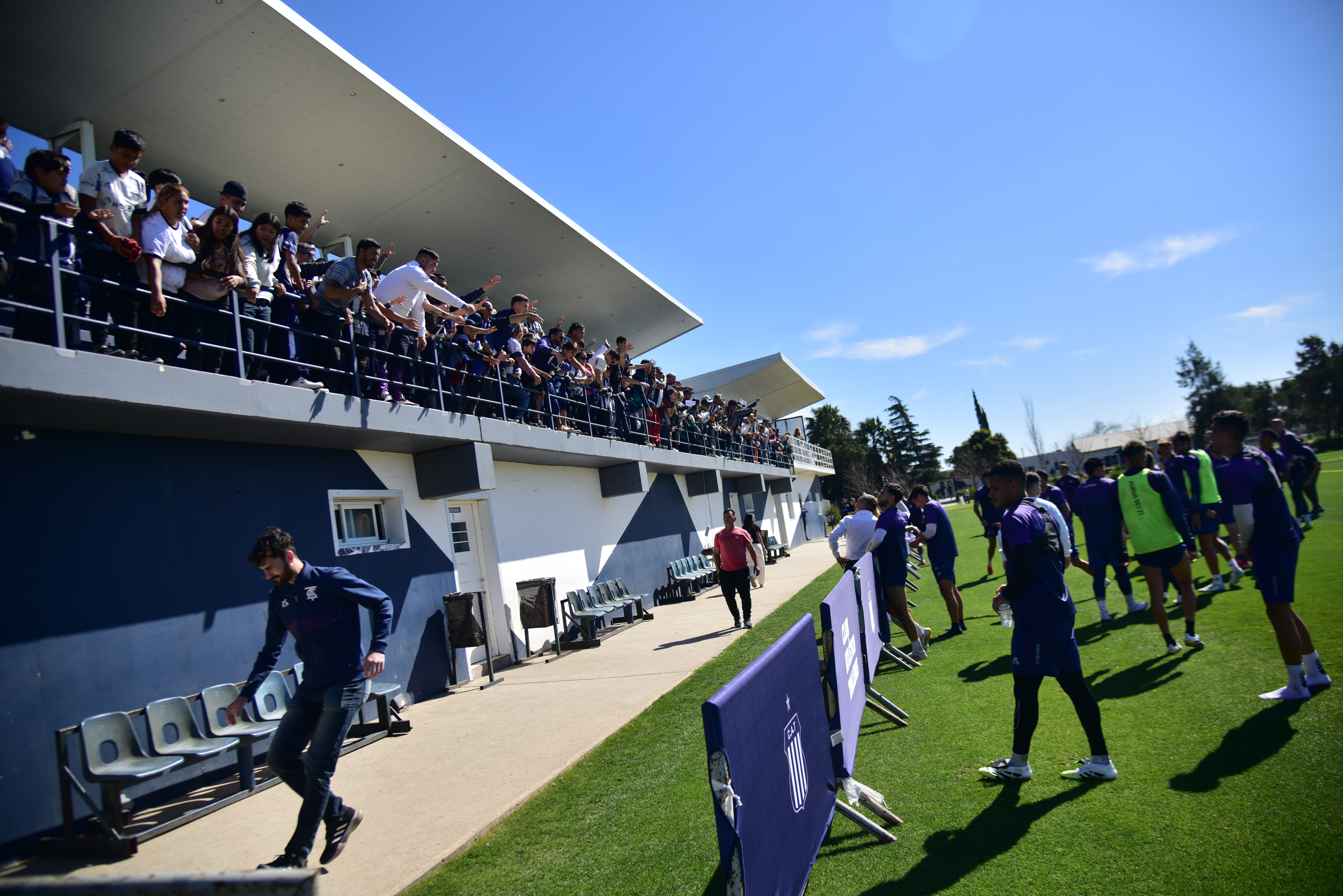 El plantel de Talleres con los socios que fueron a la práctica. (Pedro Castillo / La Voz)
