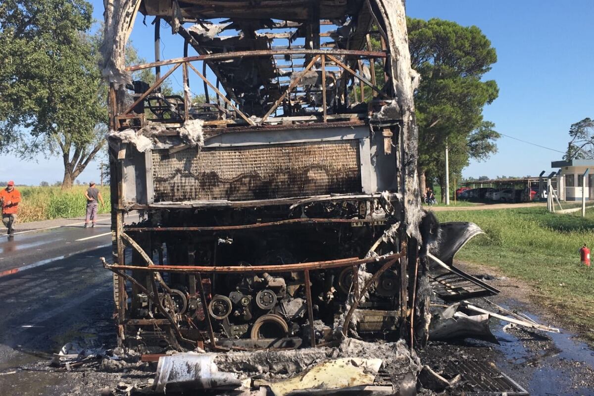 Córdoba Coata. El incendio ocurrió en el kilómetro 664 de la ruta 9. (Gentileza El Diario del Pueblo)