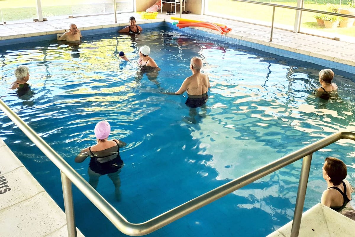 Clase de aquagym en la pileta cubierta.