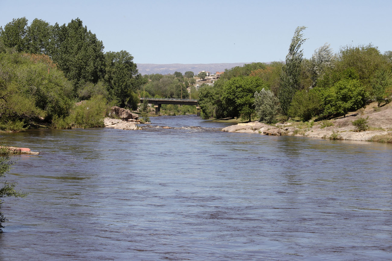 Puentes y vados cerrados preventivamente por la fuerte crecida en el río San Antonio, en Carlos Paz, Córdoba. (La Voz)