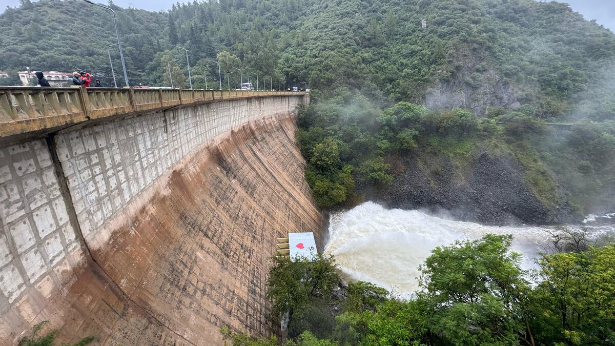 Abrieron al 100% las válvulas del dique San Roque. De este modo, crece el caudal del río Suquía. (La Voz)