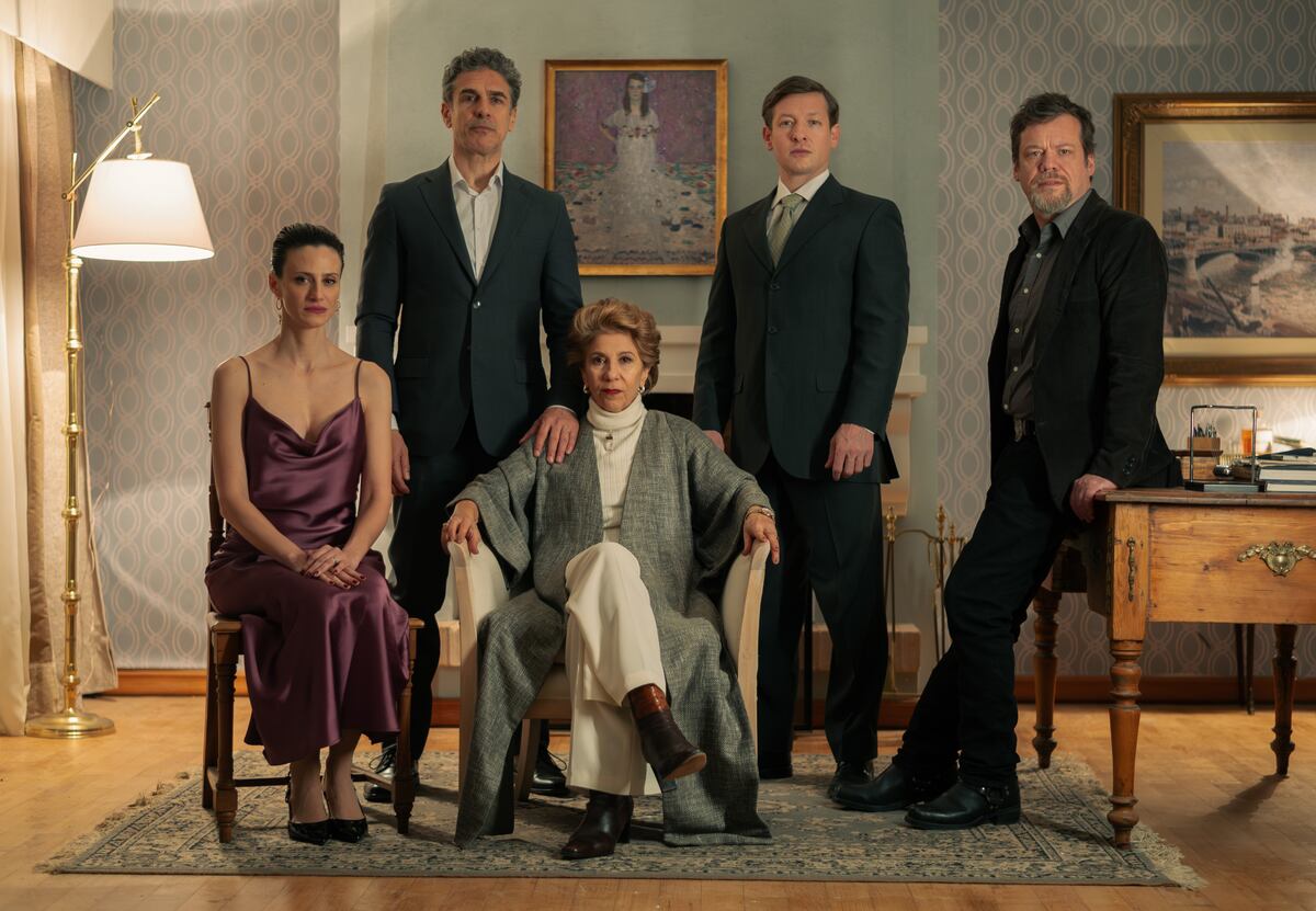 "Las Maldiciones": Mónica Antonópulos como Lucrecia, Leonardo Sbaraglia como Fernando, Alejandra Flechner como Irene, Gustavo Bassani como Román, Emiliano Kaczka como Vargas (Prensa Netflix).