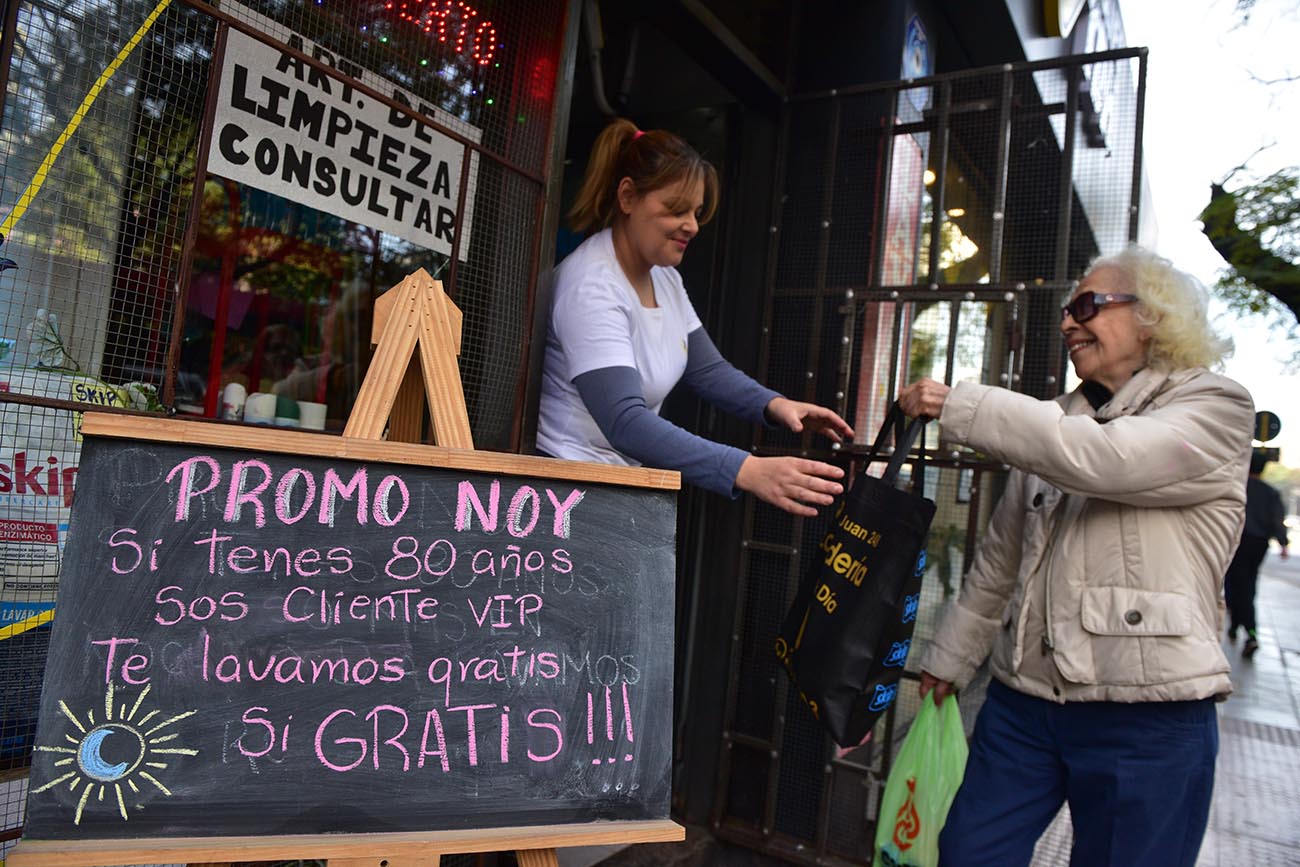 Córdoba. Vanesa entrega la ropa a una de las beneficiarias de la promo Noy (José Hernández/La Voz).
