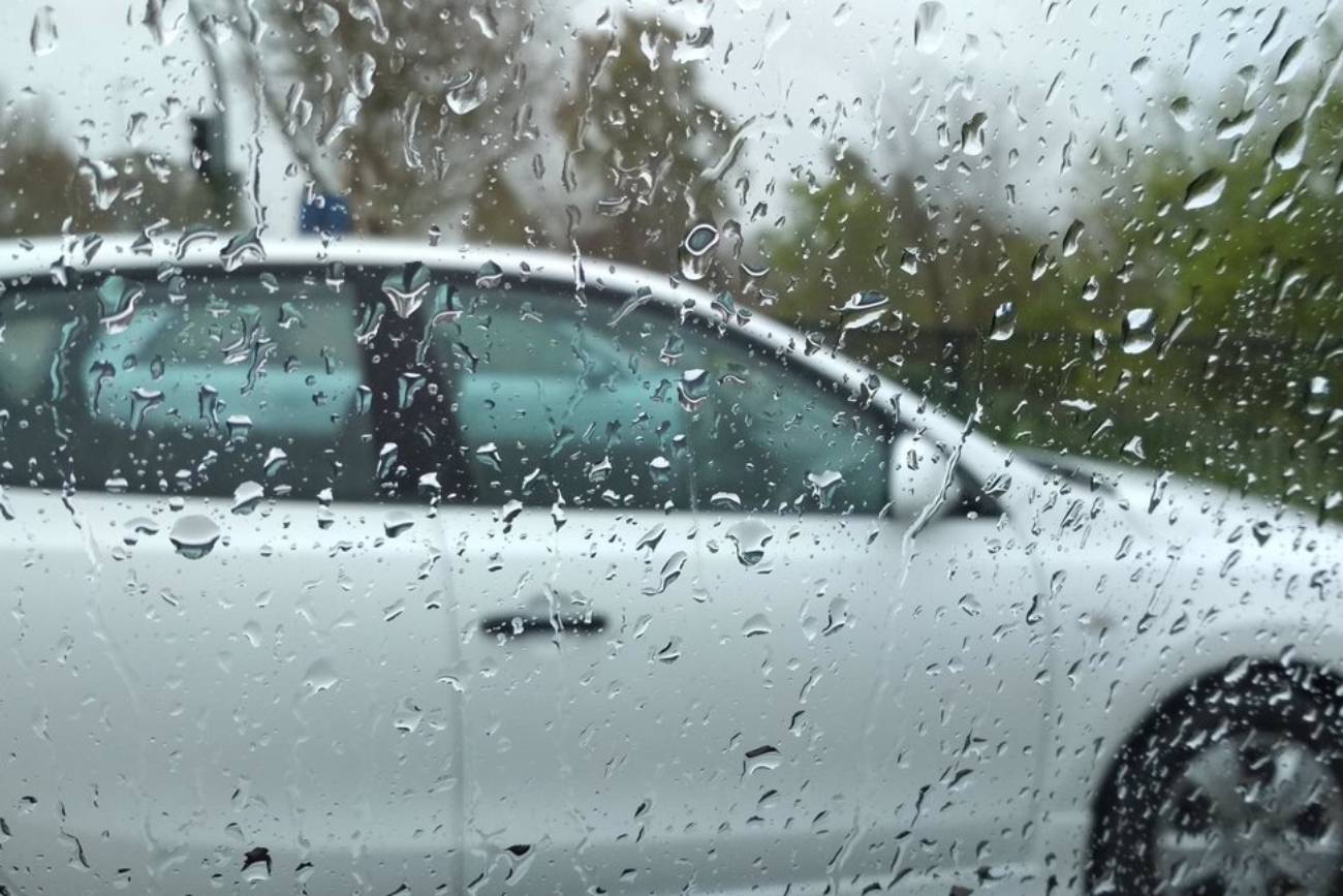 El inesperado truco para evitar que la lluvia empañe los vidrios del auto