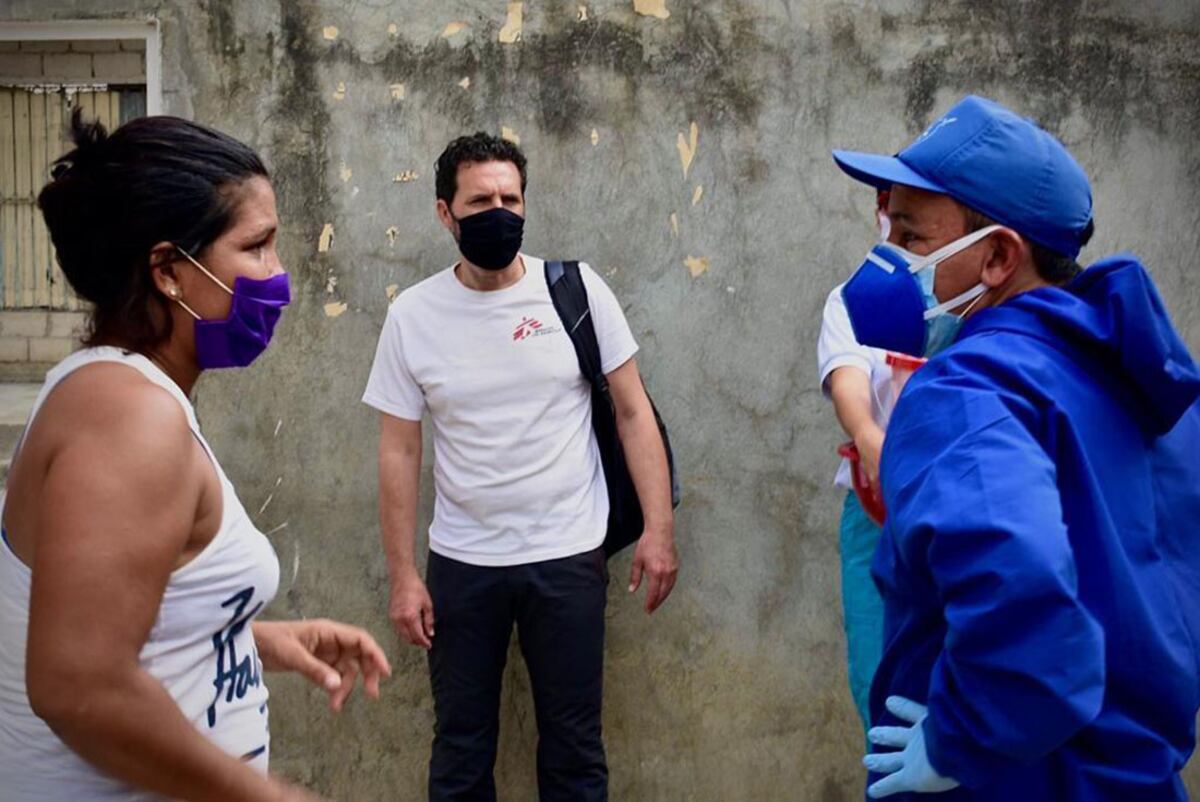 El médico cordobés (de barbijo negro) observa atento la conversación de dos personas en Cusco, donde presta ayuda humanitaria con MSF (Gentileza Jorge Martín).