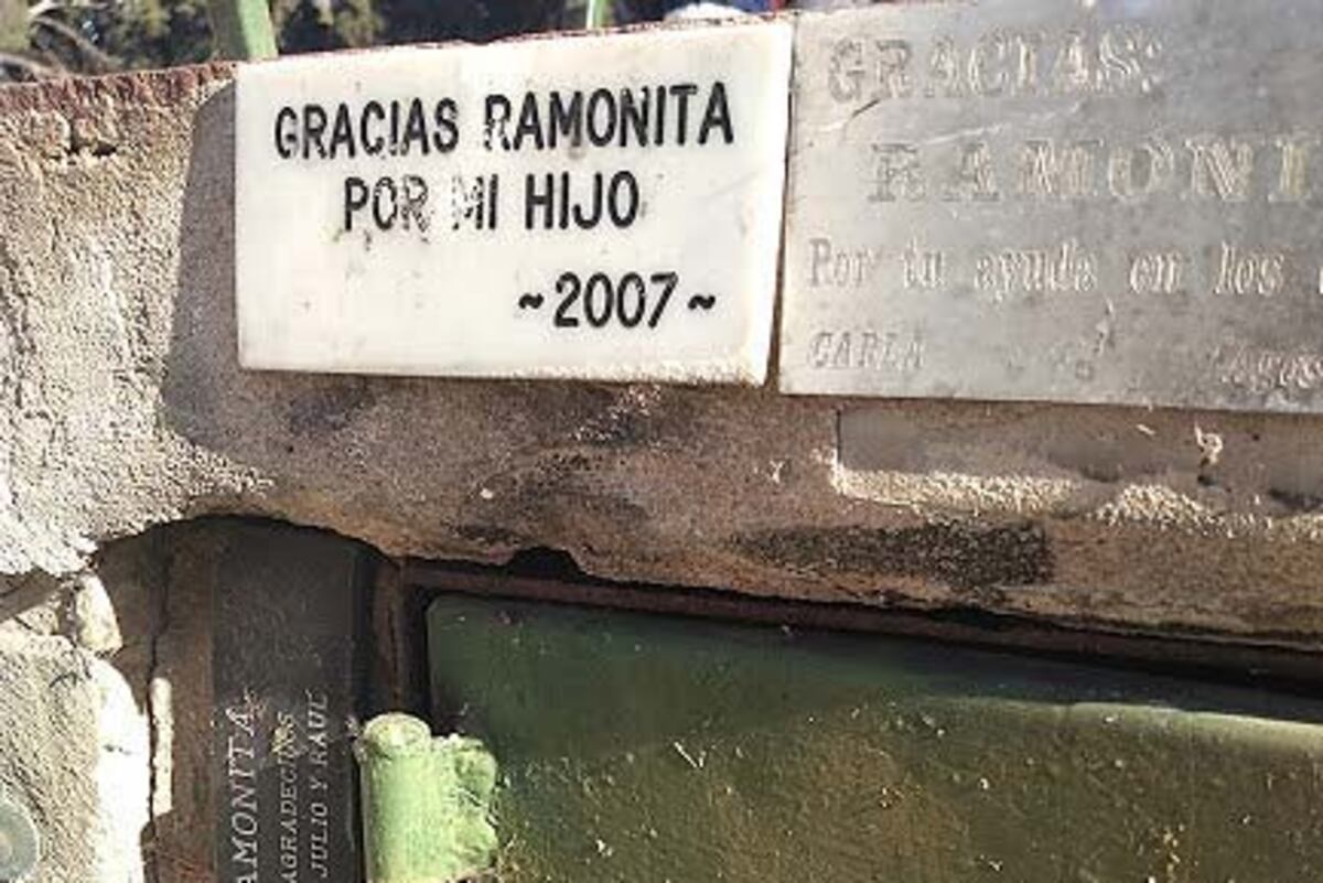 Ofrendas. En la tumba de Ramonita Moreno en el cementerio San Vicente (La Voz / Archivo).