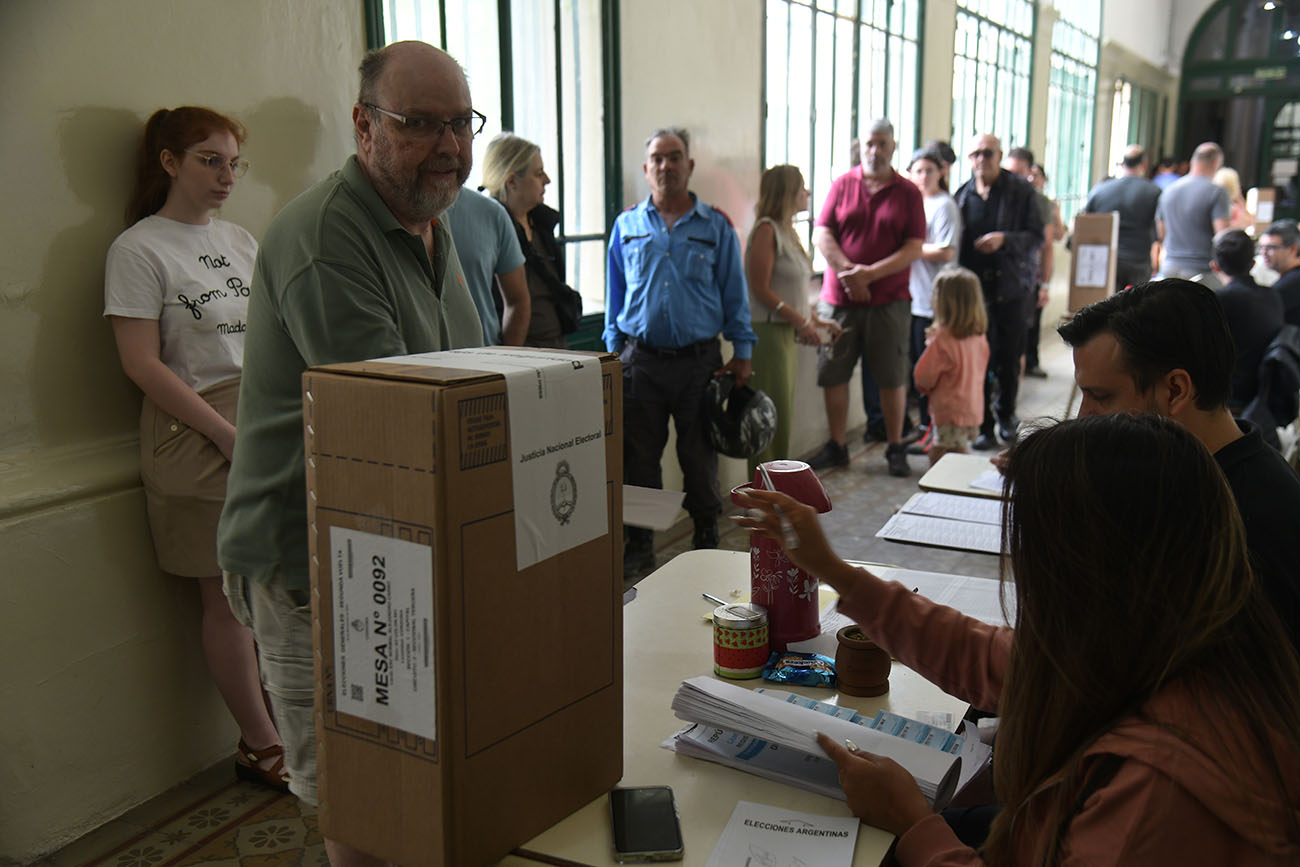 Las votaciones se dieron de forma ágil y con poca fila de espera en la escuela Carbó ( Ramiro Pereyra /La Voz)
